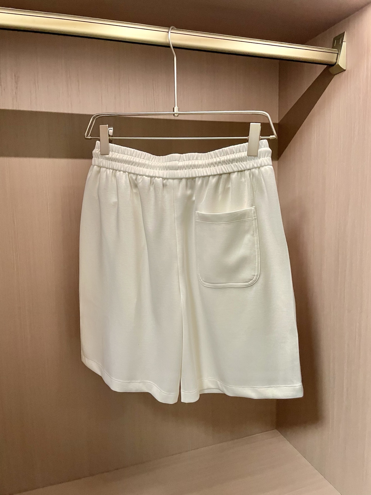 Loewe: Classic, Stylish, Comfortable Outfit for All Occasions – Zenium - 图片 8