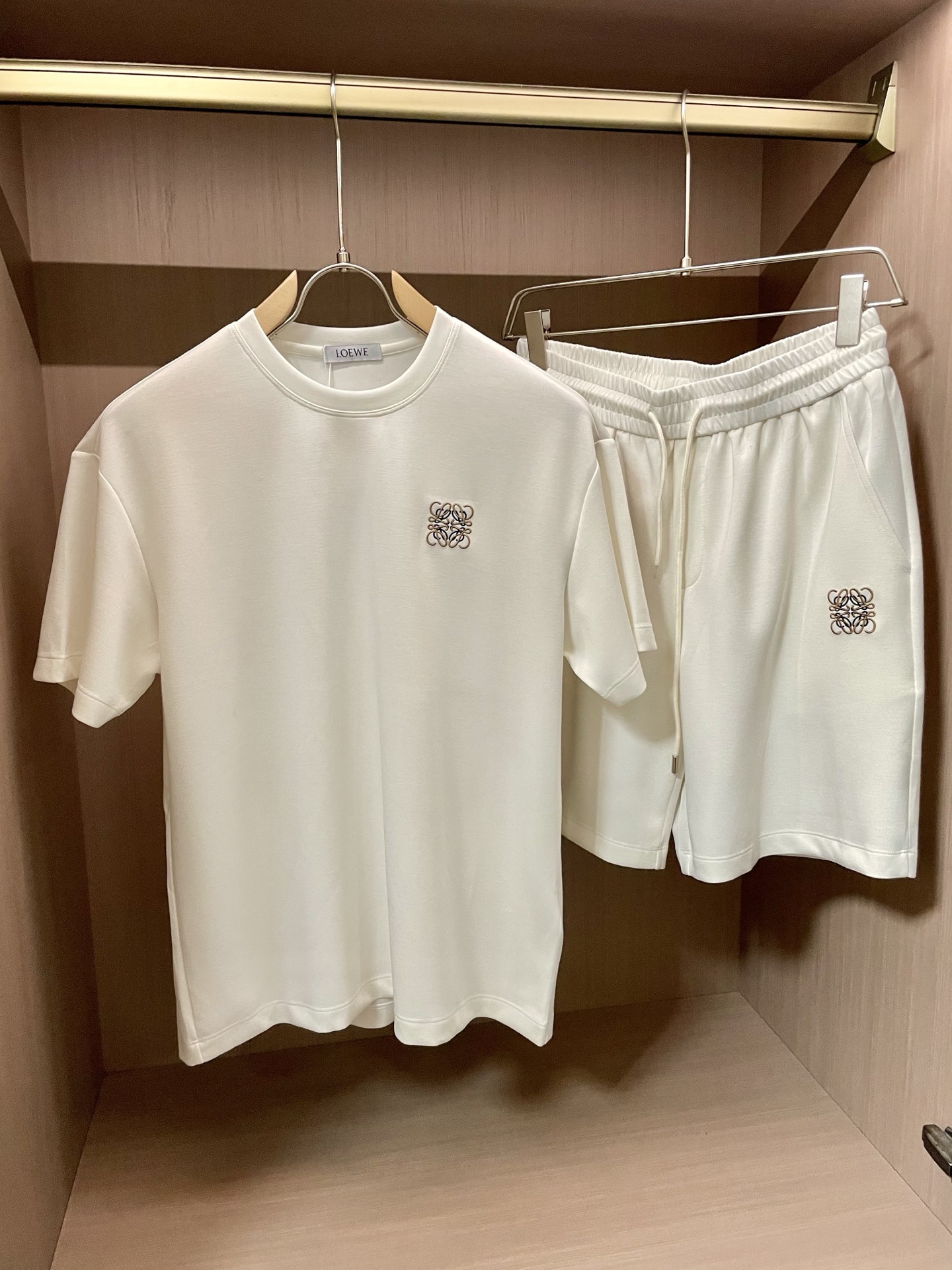 Loewe: Classic, Stylish, Comfortable Outfit for All Occasions – Zenium - 图片 3