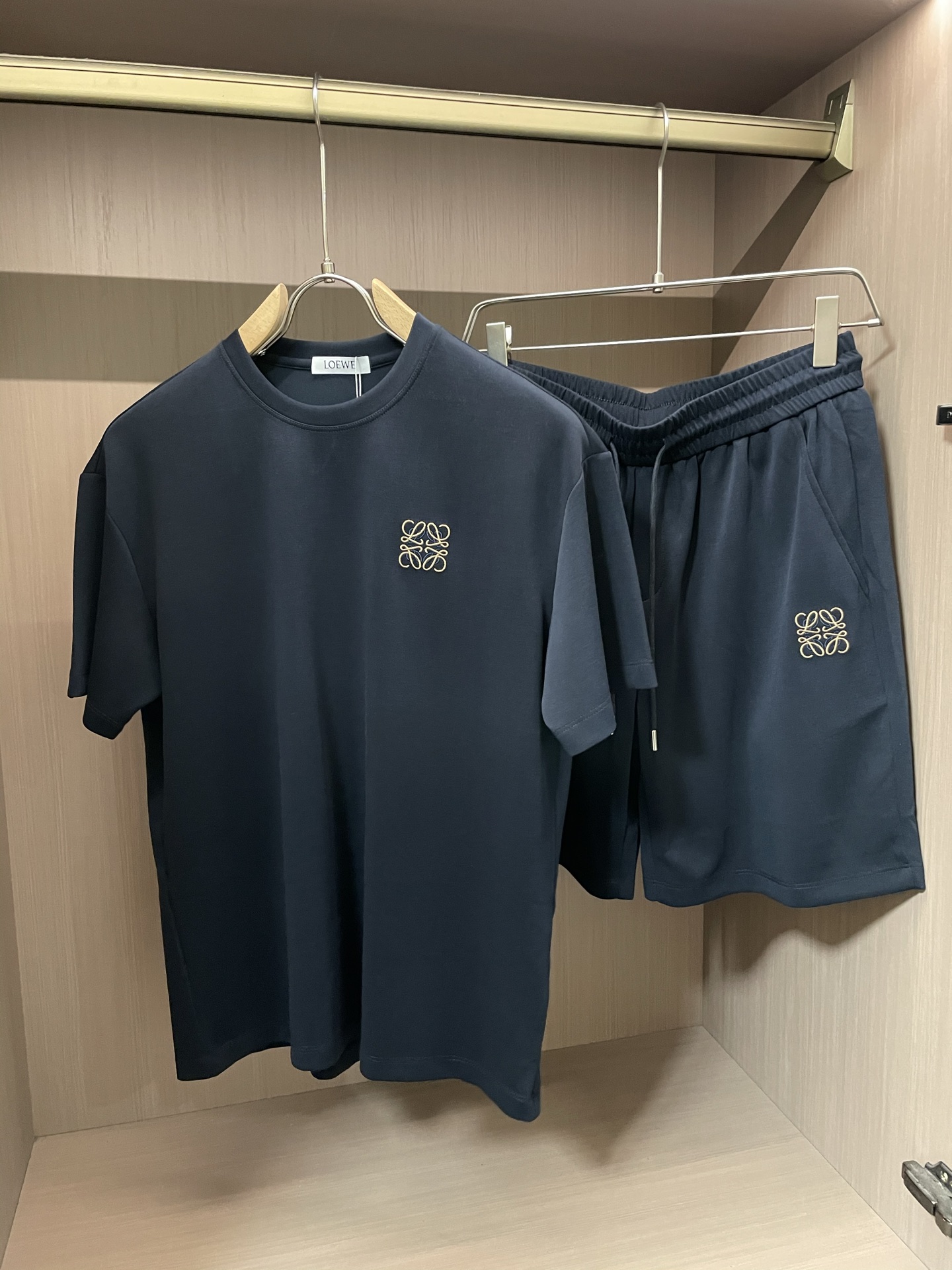 Loewe: Classic, Stylish, Comfortable Outfit for All Occasions – Zenium