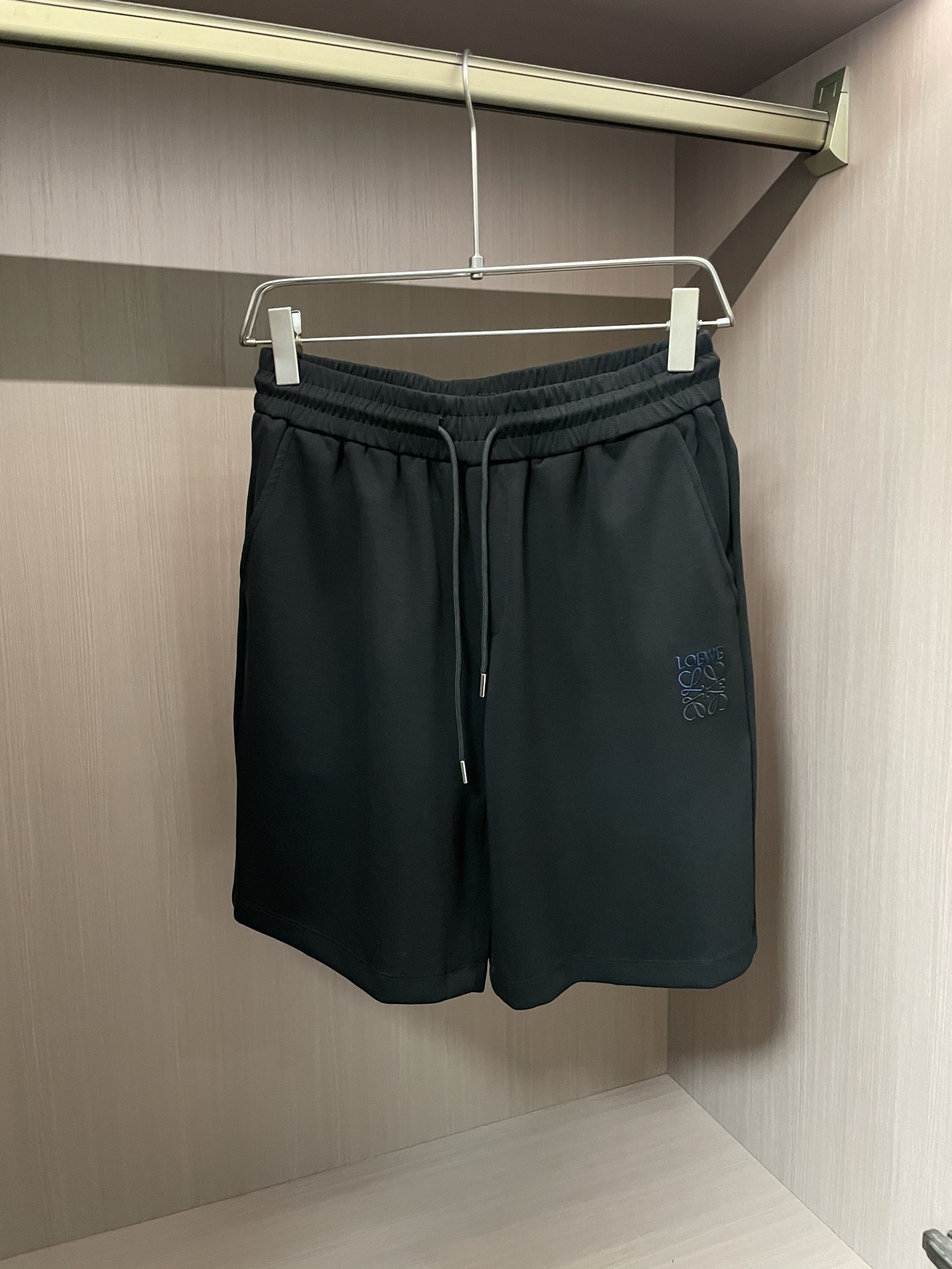 Loewe Trade Company: Classic, Stylish, Comfortable Outfit for All Occasions - 图片 7