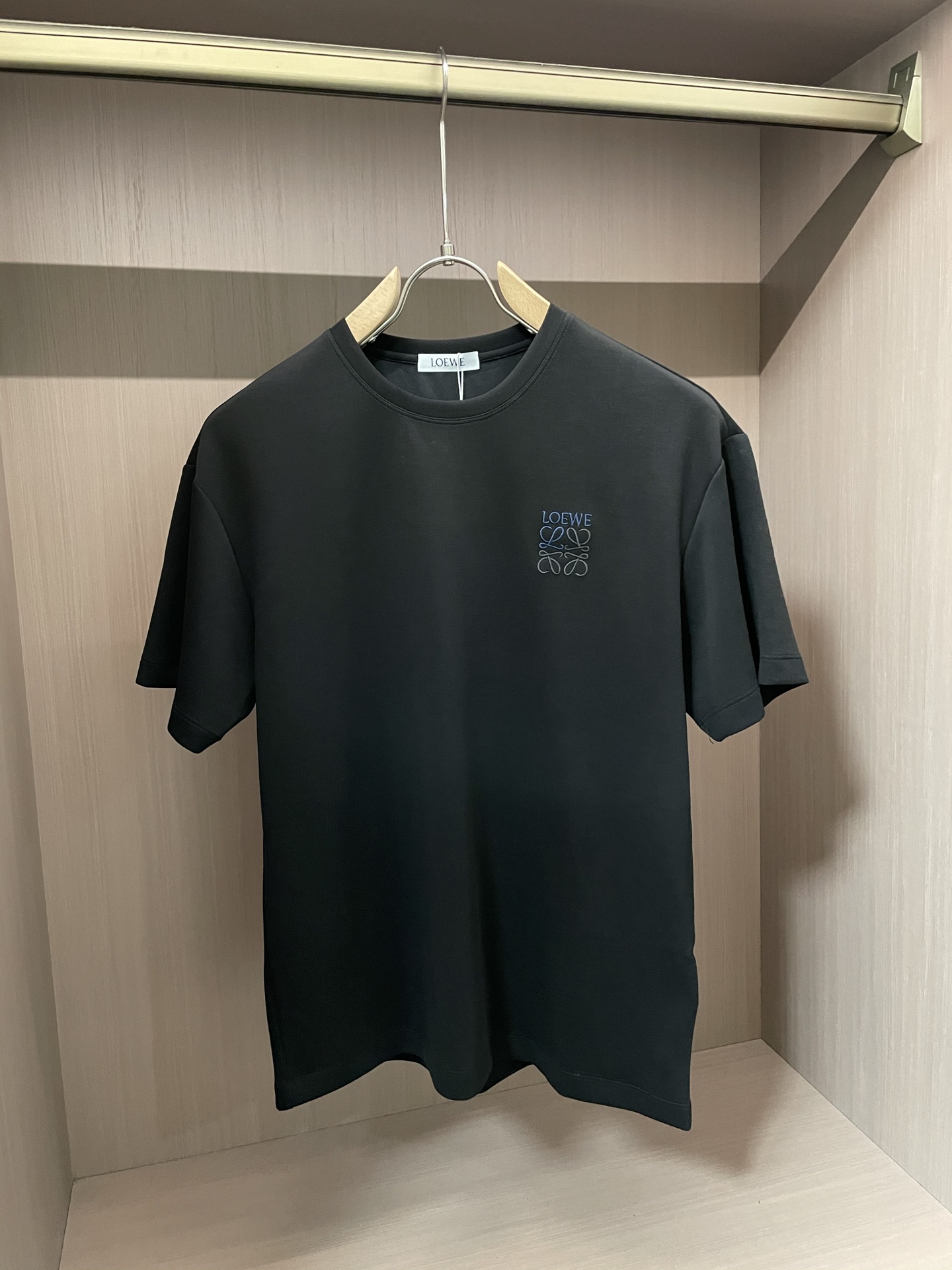 Loewe Trade Company: Classic, Stylish, Comfortable Outfit for All Occasions - 图片 4