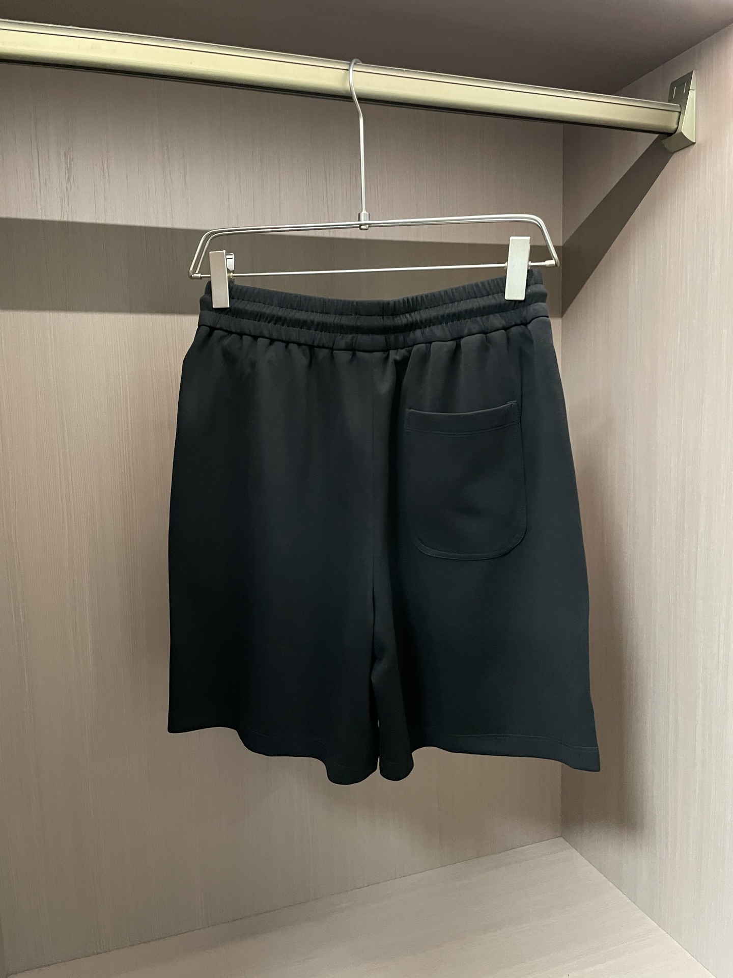 Loewe Trade Company: Classic, Stylish, Comfortable Outfit for All Occasions - 图片 8