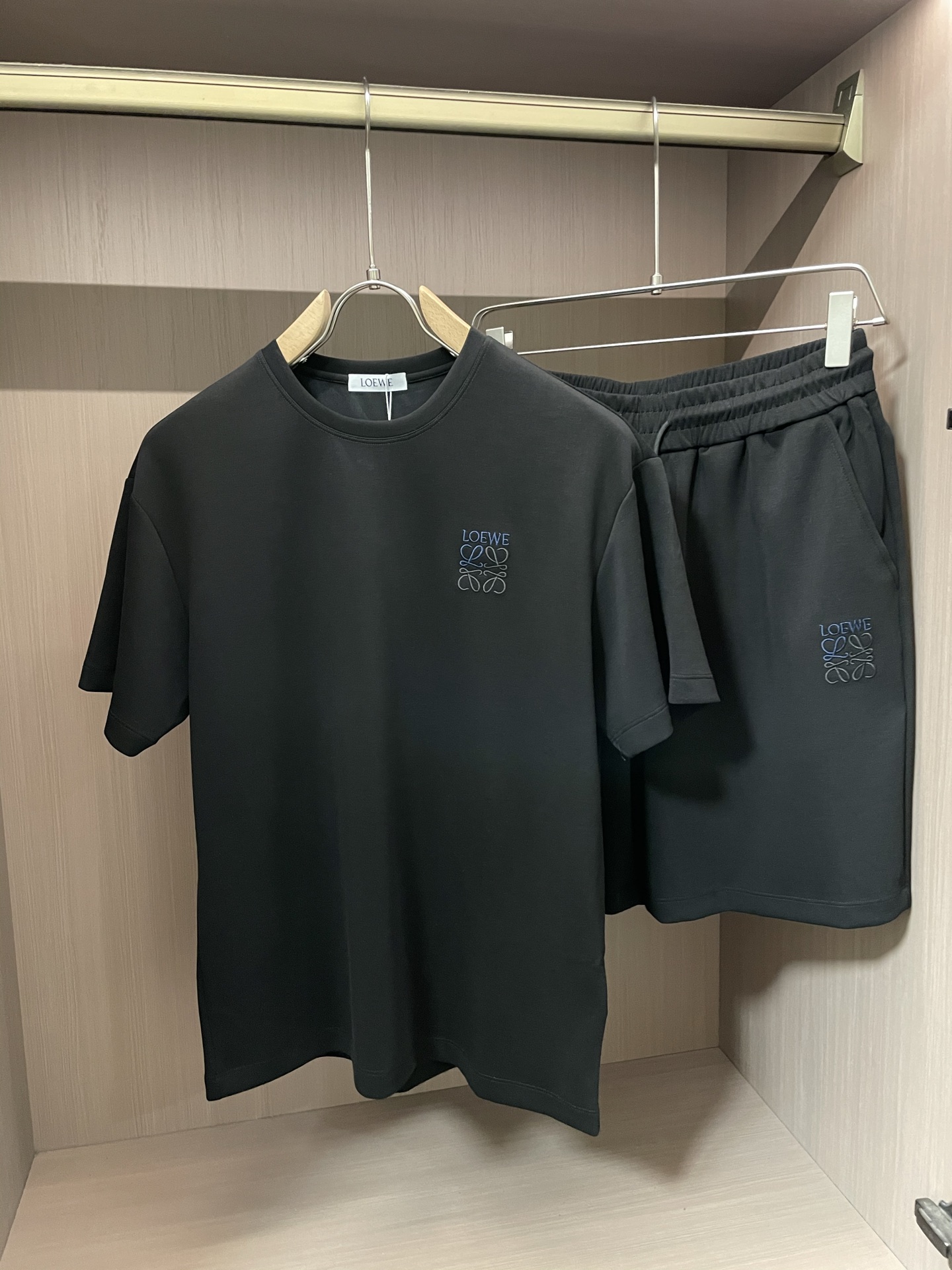 Loewe Trade Company: Classic, Stylish, Comfortable Outfit for All Occasions - 图片 3