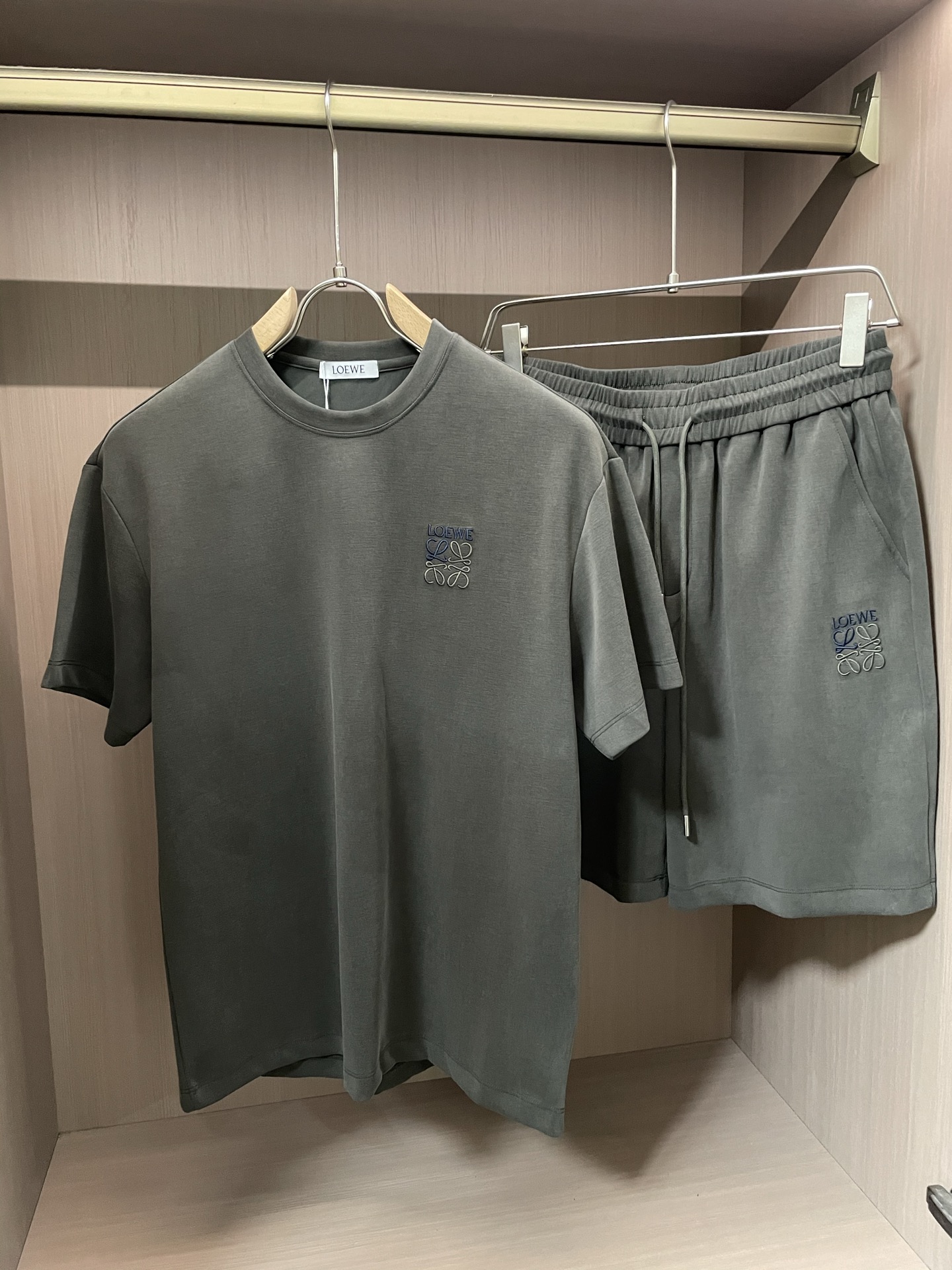 Loewe Trade Company: Classic, Stylish, Comfortable Outfit for All Occasions - 图片 2