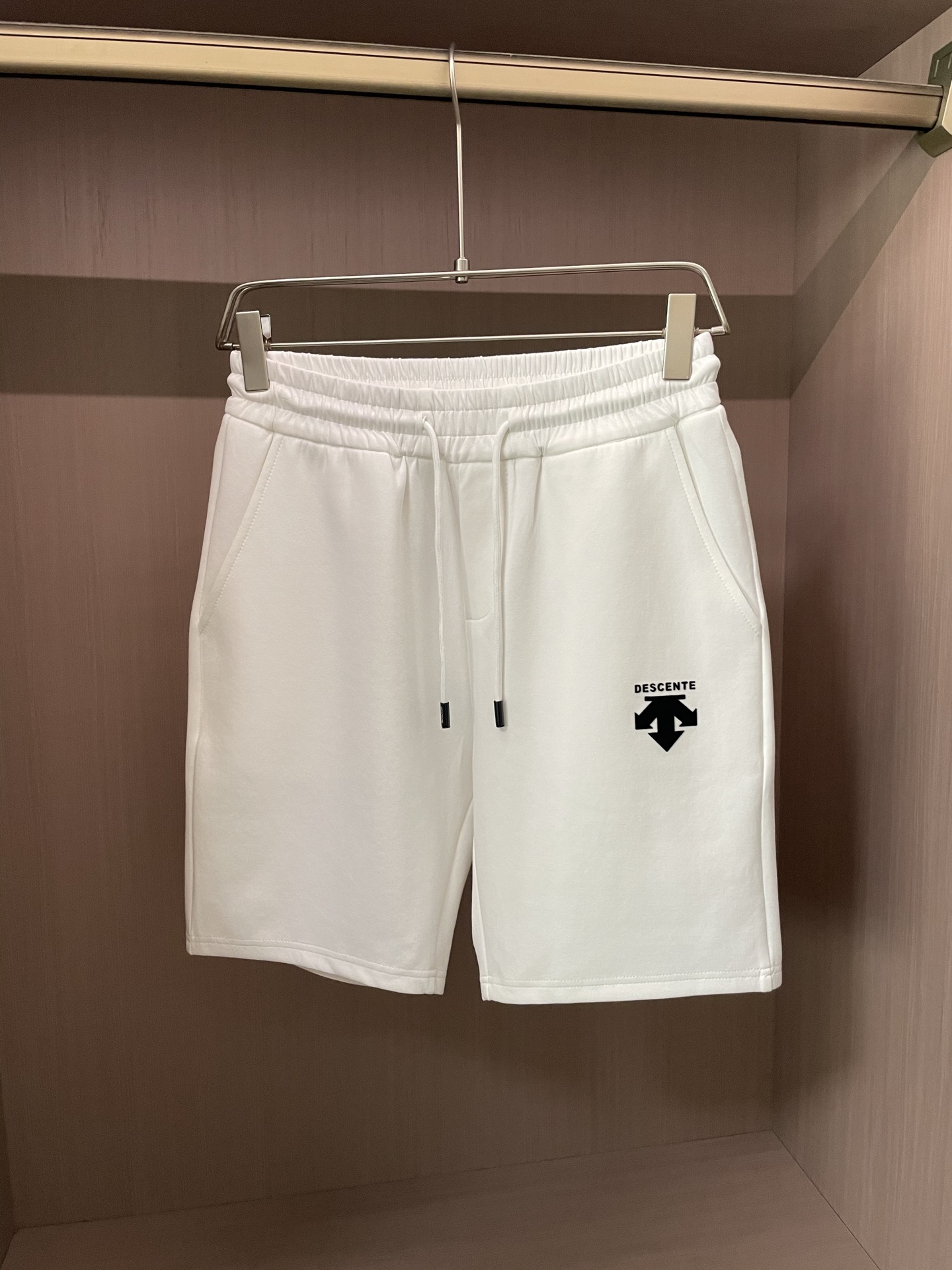 High-End Men’s Summer Shorts 2025: Custom Fabrics, Comfort, Quality, Impeccable Design, Brand Elements.