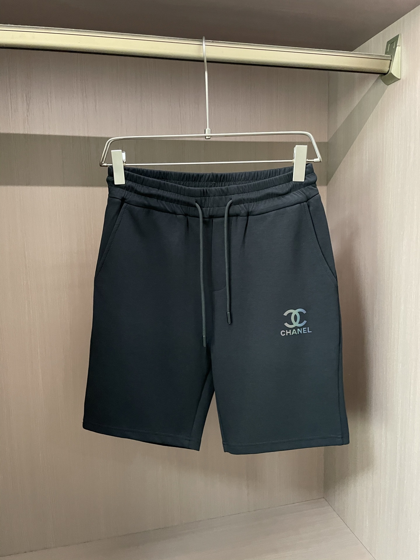 High-End Chanel 2025s Men’s Summer Shorts: Customized Fabrics, Impeccable Design, High Quality - 图片 4