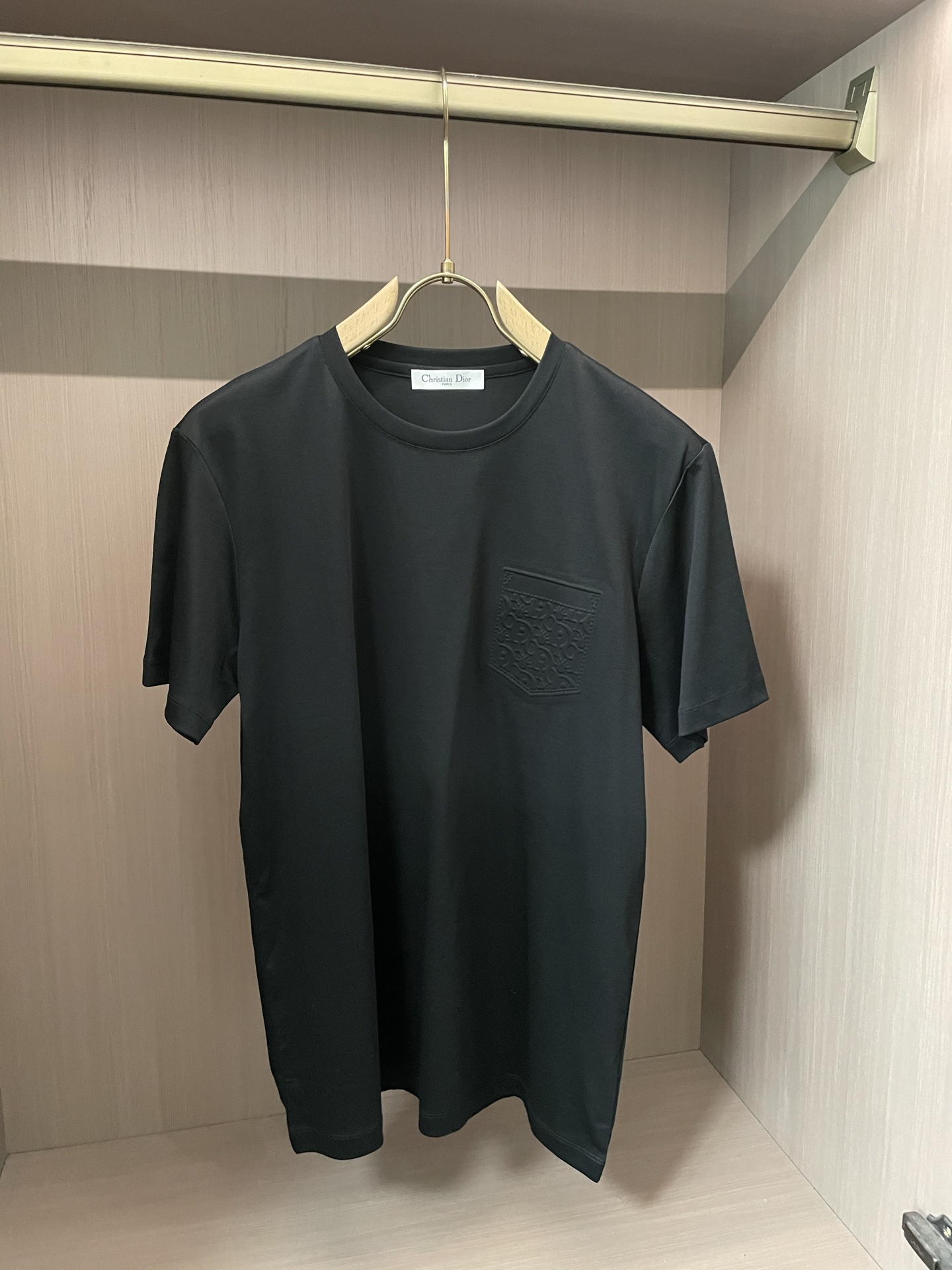 NO:449734,Dior's big recommendation!  2025ss summer clothing new products, on sale in counter, the latest series of pattern logo short-sleeved T-shirts, the rhythm of each person having to hand in one piece!  Imported top high-density mercerized cotton fabric is extremely skin-friendly and comfortable. It is very delicate to touch, has a good texture, and perfectly reflects the three-dimensional feeling. It is in line with the brand's consistent design style. It is a very good overall style. It is completely fine to wear it alone. Size M-XXXL, dior, T-shirt,tees, t-shirt,alexander wang19860909Dior 重磅推荐！2025ss夏装新品 专柜在售 最新系列图案logo短袖T恤 必须人手一件的节奏！进口顶极高密度丝光棉面料,极为亲肤舒适 摸上去非常的细腻,质感很好,完美体现立体感 符合品牌一贯设计风格,整体非常不错的一款,内搭单穿都完全没问题 尺码M-XXXL,,dior,T-shirt,tees，t-shirt,alexander wang,Men's clothing