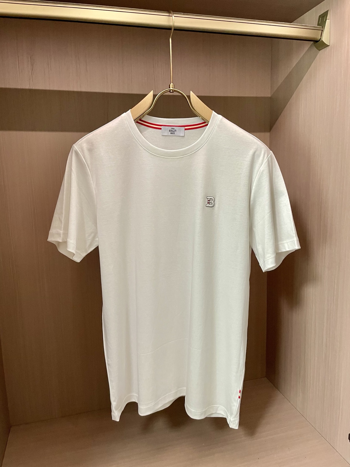 NO:451298,Barry's big recommendation!  2025ss summer clothing new products, on sale in counter, the latest series of pattern logo short-sleeved T-shirts, the rhythm of each person having to hand in one piece!  Imported top high-density mercerized cotton fabric is extremely skin-friendly and comfortable. It is very delicate to touch, has a good texture, and perfectly reflects the three-dimensional feeling. It is in line with the brand's consistent design style. It is a very good overall style. It is completely fine to wear it alone. Size M-XXXL, ballly, T-shirt,tees, t-shirt,alexander wang19860909巴利 重磅推荐！2025ss夏装新品 专柜在售 最新系列图案logo短袖T恤 必须人手一件的节奏！进口顶极高密度丝光棉面料,极为亲肤舒适 摸上去非常的细腻,质感很好,完美体现立体感 符合品牌一贯设计风格,整体非常不错的一款,内搭单穿都完全没问题 尺码M-XXXL,,bally,T-shirt,tees，t-shirt,alexander wang,Men's clothing