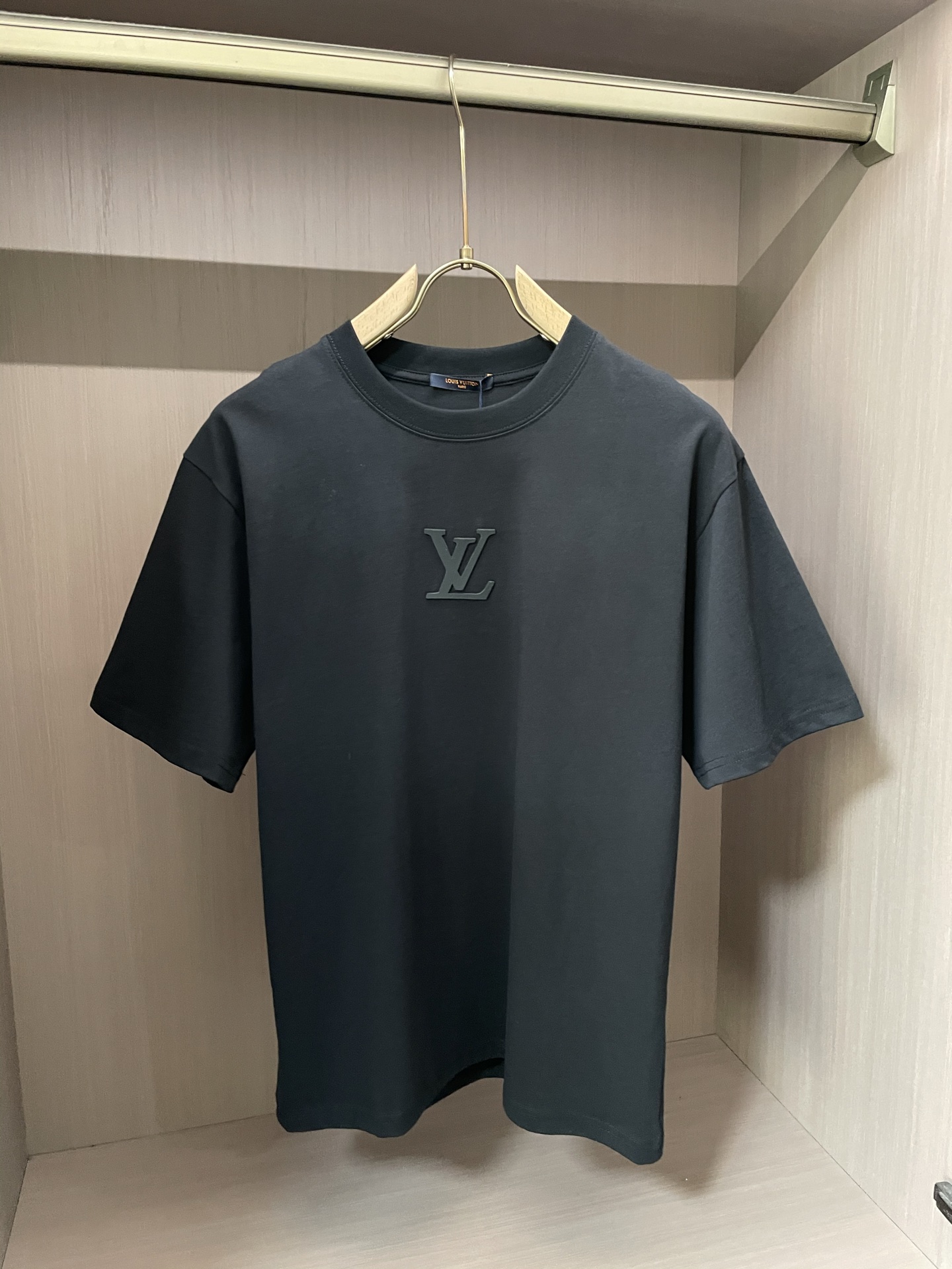 NO:449744,Lv 2025 spring and summer new style first-time counter latest short-sleeved round-neck T-shirt, high-end customization, avant-garde and fashionable design!  Brand logo emphasizes craftsmanship design, high-end customized fabric, soft feel, comfortable to wear, exquisite counter-level car lines, fine workmanship, and invincible and handsome upper body effect!  A must-have item for handsome men!  Code number M-3XL, louis vuitton, T-shirt,tees, t-shirt,alexander wang19860909Lv 2025春夏新款首发专柜最新款短袖圆领T恤 高端订制 设计前卫时尚！品牌logo重工艺设计 高端定制面料.手感柔软.穿着舒适.专柜级别精致车线.做工精细.上身效果无敌帅气！型男必备单品！ 码数M-3XL,,louis vuitton,T-shirt,tees，t-shirt,alexander wang,Men's clothing