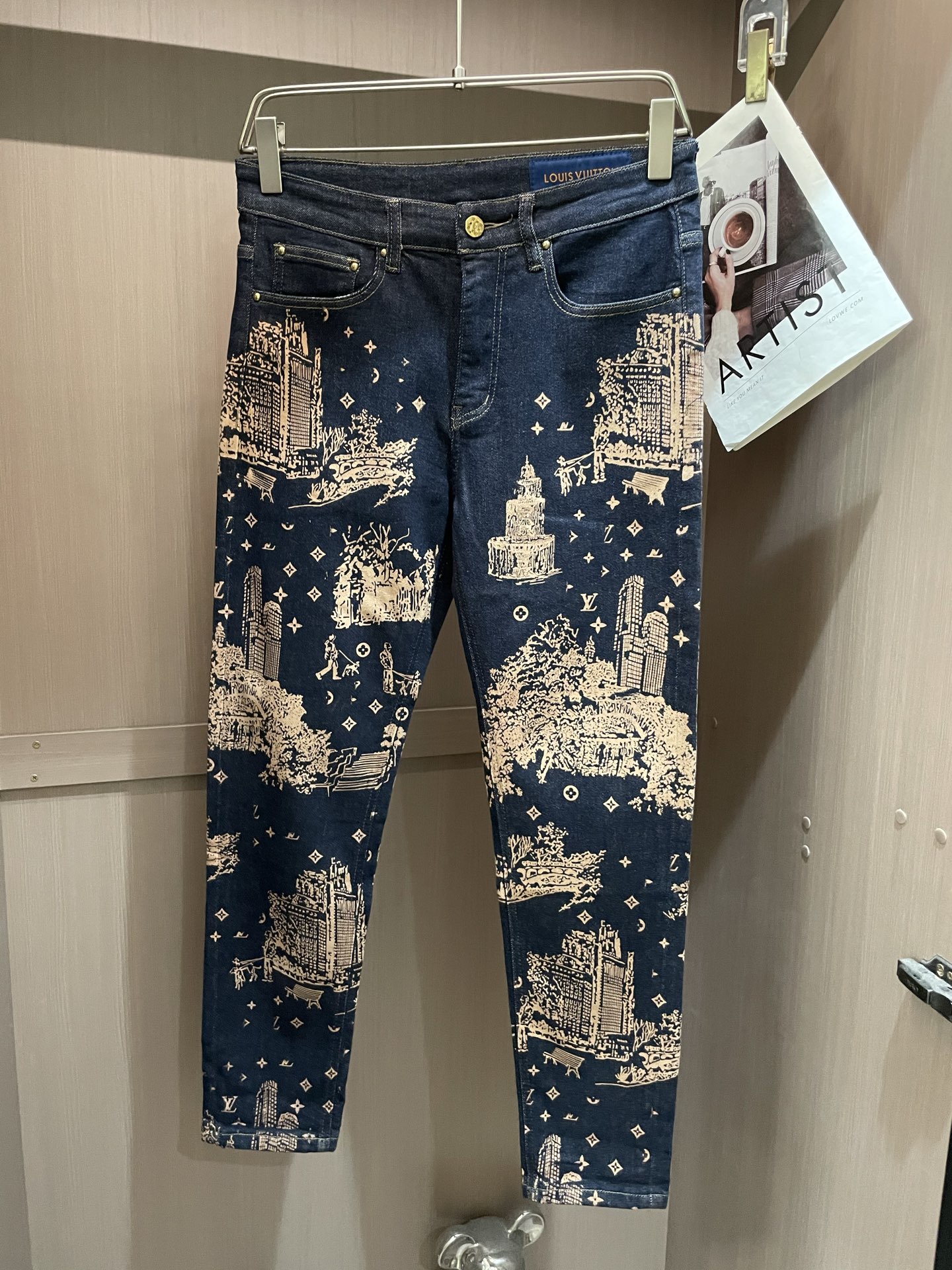 NO:449754,Lv counter latest same style of jeans, fabric style and workmanship are excellent. It is easy to wear and not picky about body shape. There are no restrictions on matching. It can set off other items in a simple way to show your style and posture~ You can match any style of items, match them with various T-shirts/shirts, knitted jackets, and you don’t have to worry about matching when going out every day. 3 sizes 29-40,,louis vuitton,jeans,jackets & coats,shirts,tees,t-shirt,alexander wang19860909Lv 专柜最新同款牛仔裤 面料版型做工绝绝子 好穿不挑身材在搭配上没有太多的限制 随意简洁的衬托其他单品,来展现自己的风格姿态～ 可以百搭任何风格的单品,搭配各种T恤／衬衫,针织外套都可,日常外出不必再为搭配而烦恼了3 尺码 29-40,,louis vuitton,jeans,jackets & coats,shirts,tees，t-shirt,alexander wang,Men's clothing