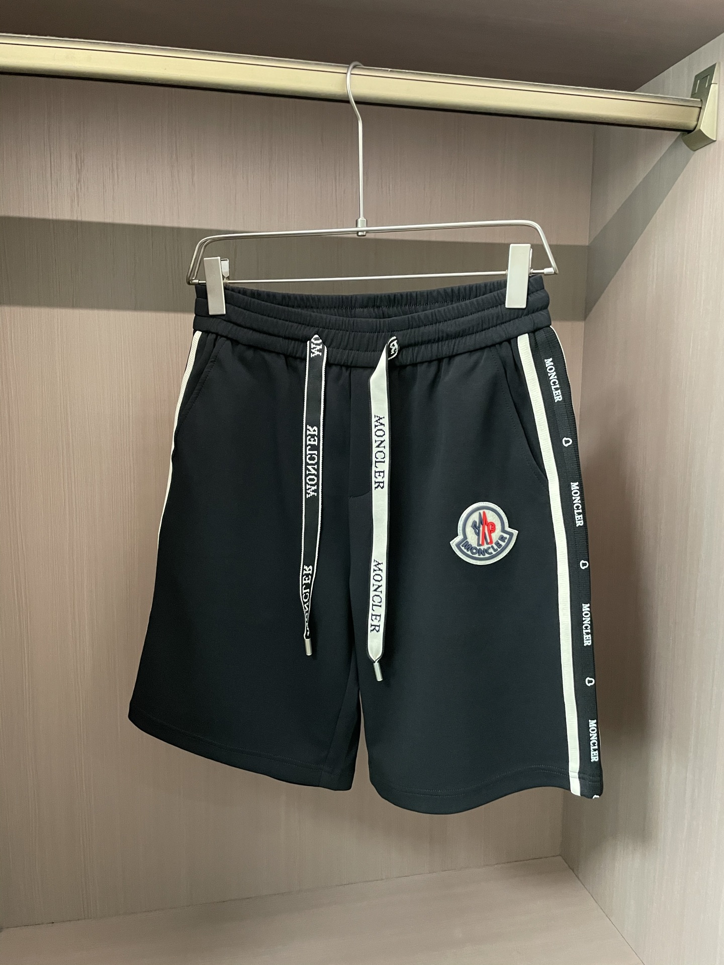 NO:483830,Banded 2025 summer shorts!  All-match elastic waist casual pinch pants!  Elastic waist, insert bags on both sides. The fabric is made of customer-supplied fixed-woven high-strength pure cotton material. The upper body is breathable, soft and skin-friendly, with a delicate feel. The waist is knitted elastic waist and drawstring. You don’t have to worry about the discomfort of being too loose or too tight on the upper body. Whether at home, going out or traveling, it is your best choice for summer!  Code number M-3XL, Moncler, shorts, alexander wang19860909蒙口 2025夏季短裤！百搭松紧腰休闲五分裤！松紧腰 两侧插袋 面料采用客供定织高支纯棉料,上身透气,柔软亲肤,手感细腻、 腰部针织松紧腰加抽绳,上身不用担心过松过紧的不舒适感 ,无论居家,外出,旅游,都是您夏日的最佳选择！ 码数M-3XL,,Moncler,shorts,alexander wang,Men's clothing