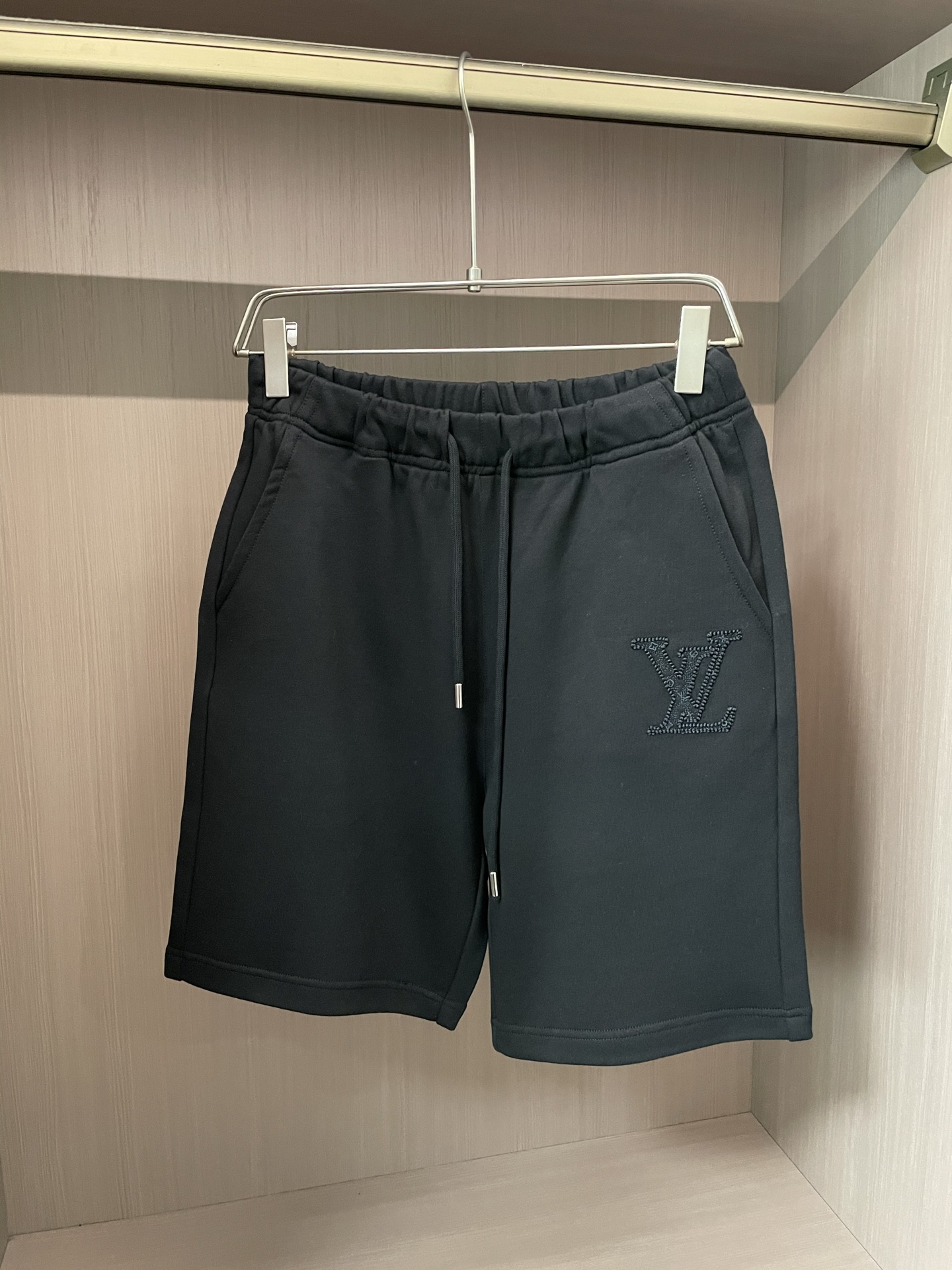 NO:483094,Lv 2025 summer shorts!  All-match elastic waist casual pinch pants!  Elastic waist, insert bags on both sides. The fabric is made of customer-supplied fixed-woven high-strength pure cotton material. The upper body is breathable, soft and skin-friendly, with a delicate feel. The waist is knitted elastic waist and drawstring. You don’t have to worry about the discomfort of being too loose or too tight on the upper body. Whether at home, going out or traveling, it is your best choice for summer!  Code number M-3XL, louis vuitton, shorts, alexander wang19860909Lv 2025夏季短裤！百搭松紧腰休闲五分裤！松紧腰 两侧插袋 面料采用客供定织高支纯棉料,上身透气,柔软亲肤,手感细腻、 腰部针织松紧腰加抽绳,上身不用担心过松过紧的不舒适感 ,无论居家,外出,旅游,都是您夏日的最佳选择！ 码数M-3XL,,louis vuitton,shorts,alexander wang,Men's clothing