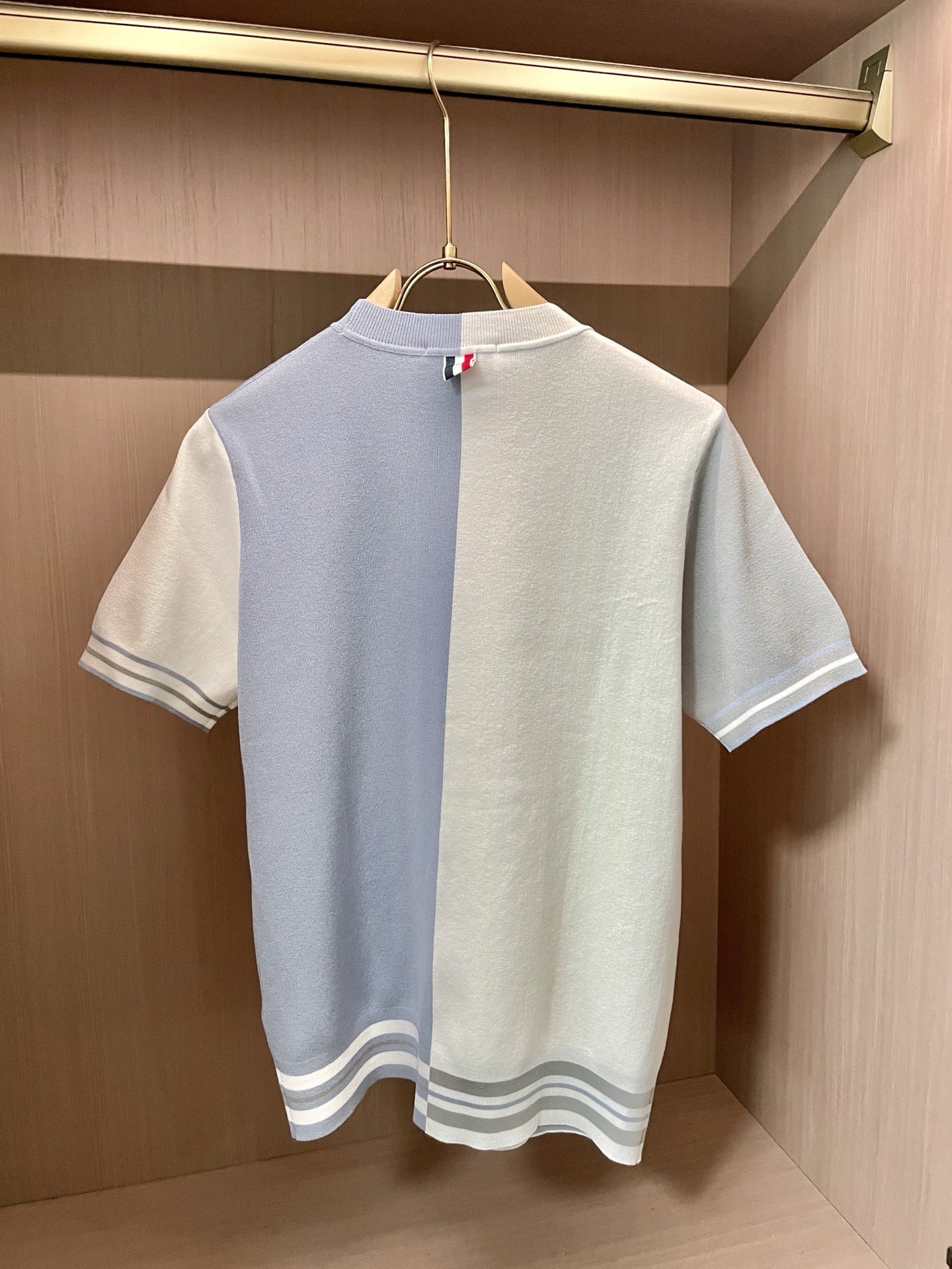 
TB 2025春夏新品 采用圆领设计，简约大方，针织纹理细腻，质感上乘 尽显优雅气质，低调彰显品牌身份