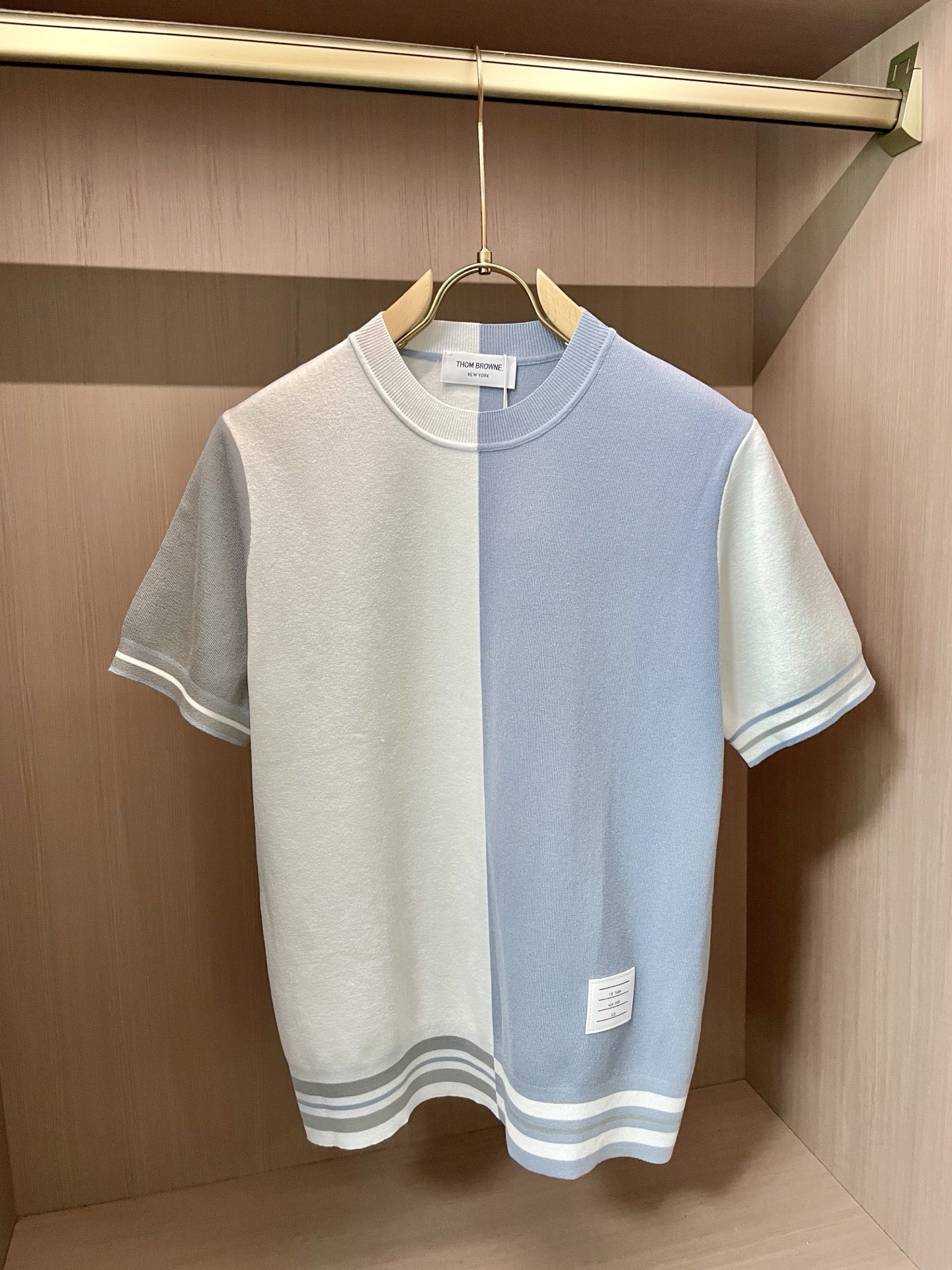 
TB 2025春夏新品 采用圆领设计，简约大方，针织纹理细腻，质感上乘 尽显优雅气质，低调彰显品牌身份