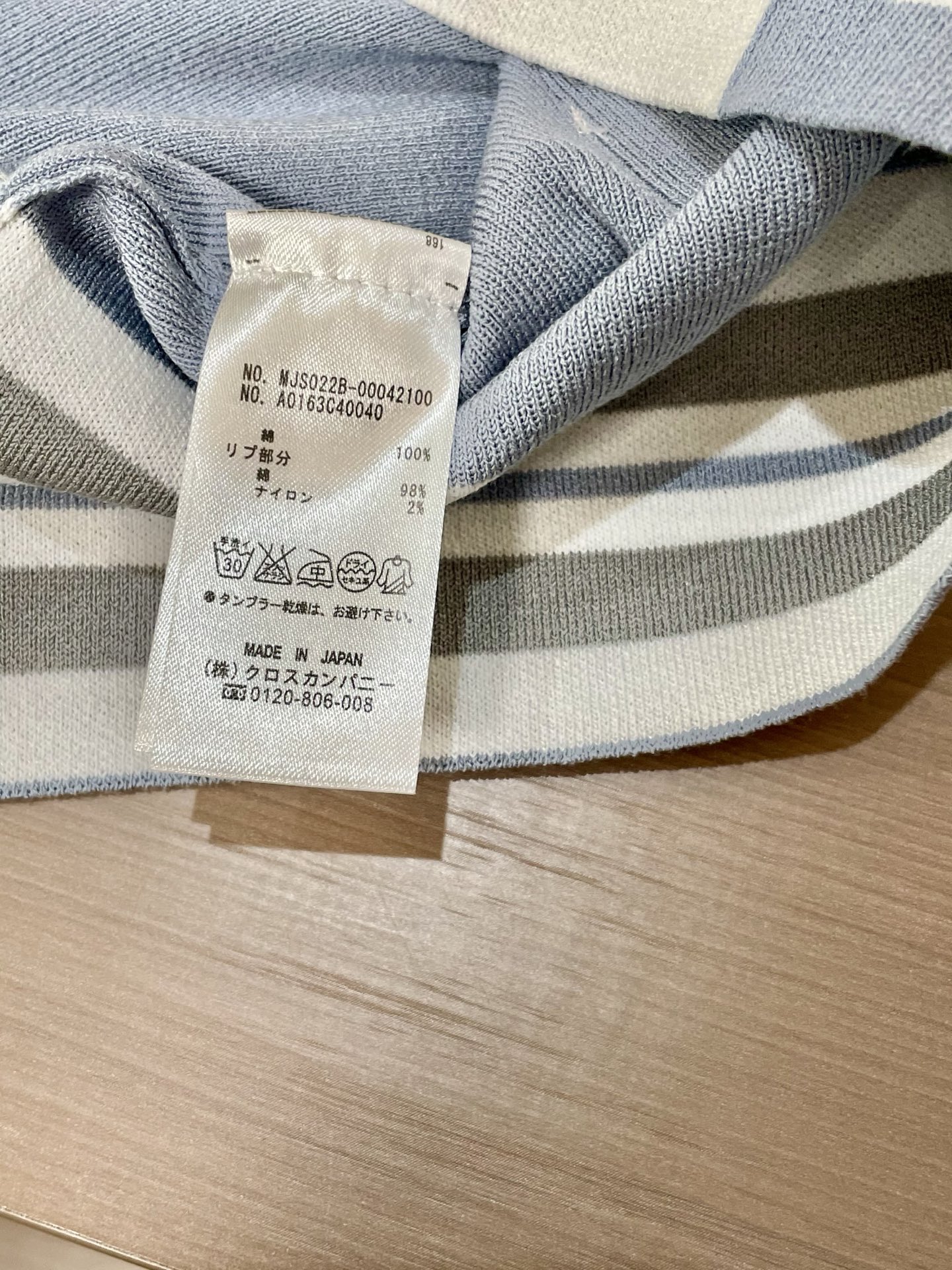 
TB 2025春夏新品 采用圆领设计，简约大方，针织纹理细腻，质感上乘 尽显优雅气质，低调彰显品牌身份