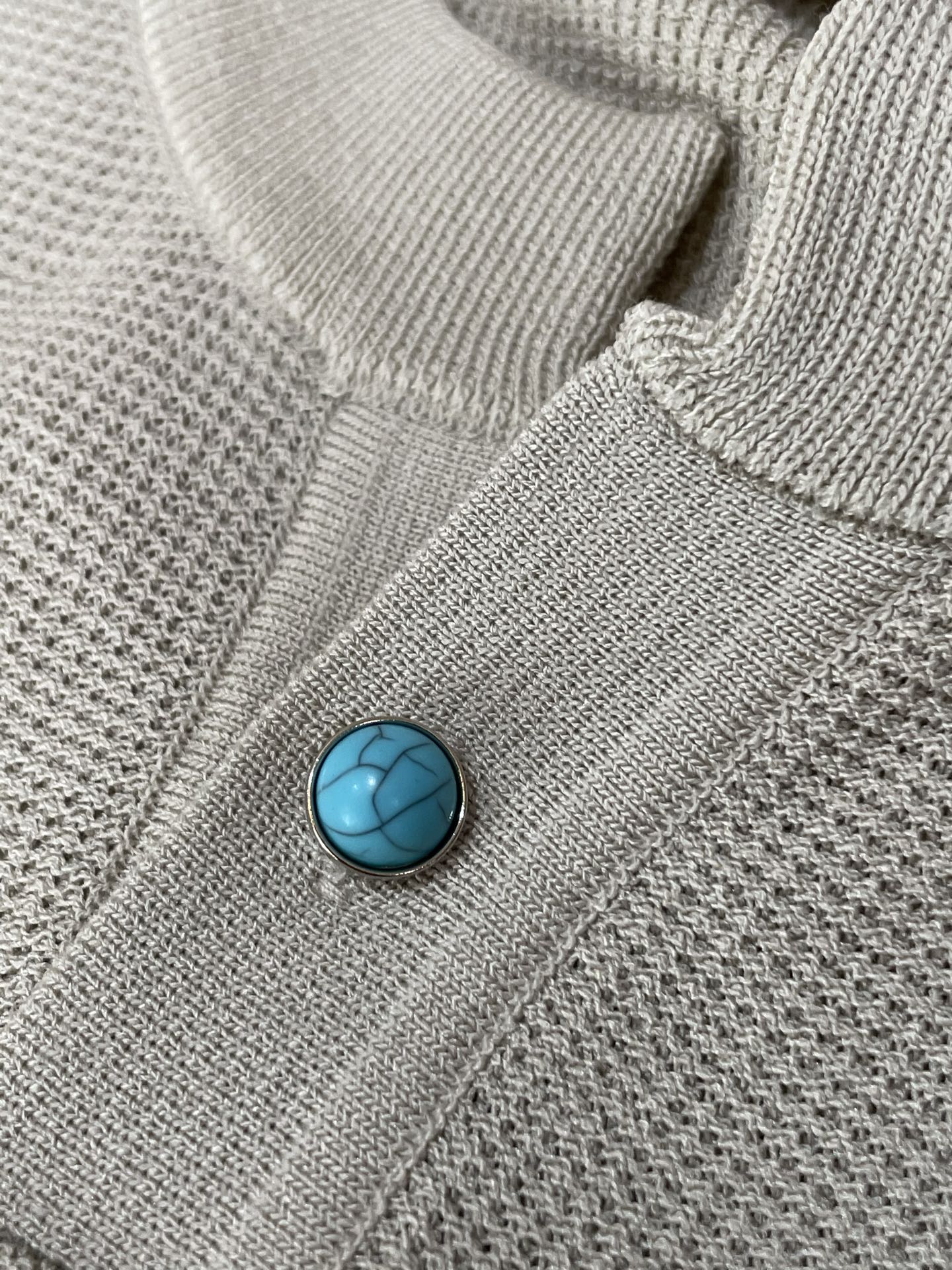 
拉夫·劳伦（Polo RalP。h Lauren）2025春夏新品 采用亨利领设计，简约大方，针织纹理