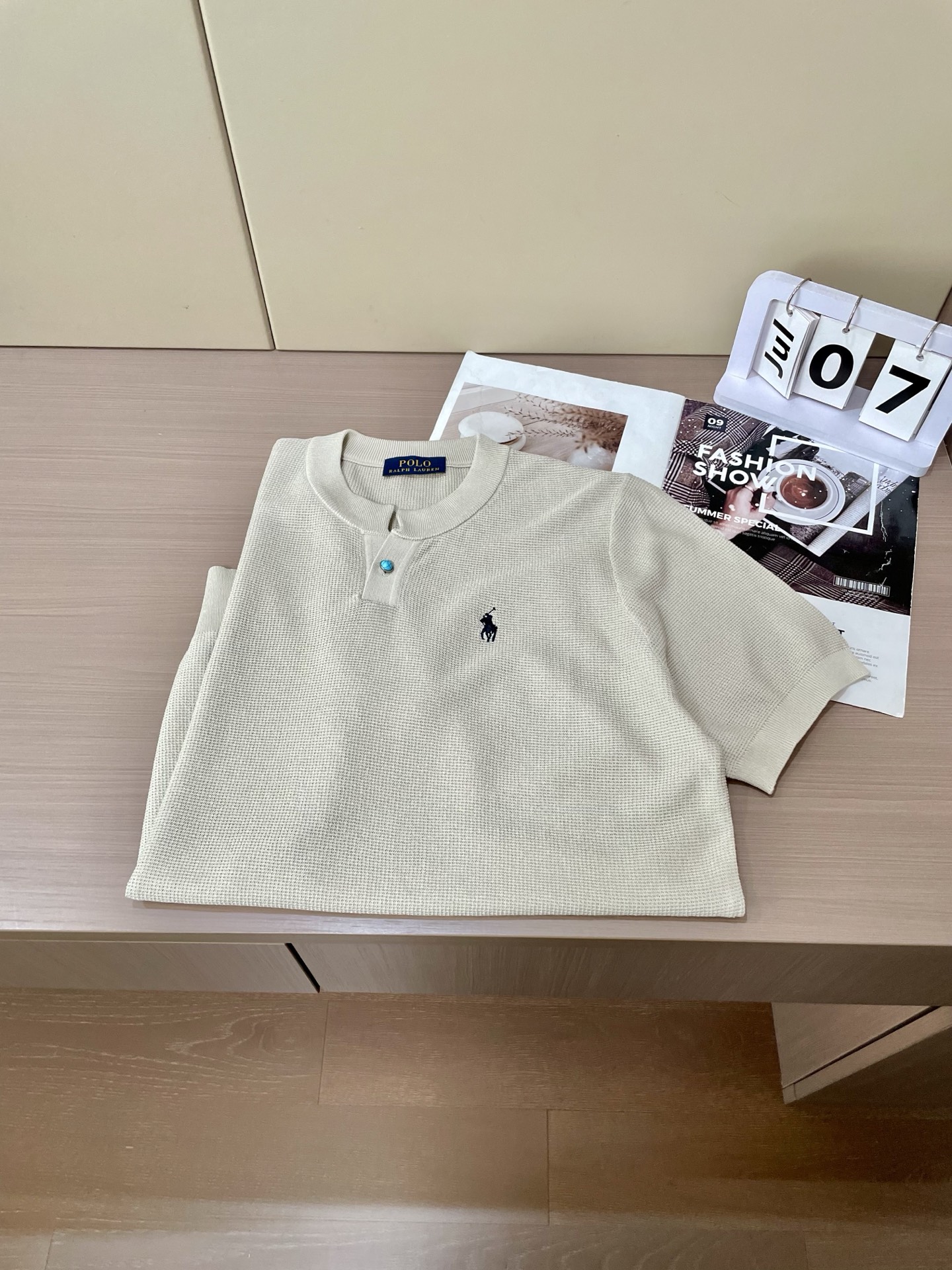 
拉夫·劳伦（Polo RalP。h Lauren）2025春夏新品 采用亨利领设计，简约大方，针织纹理