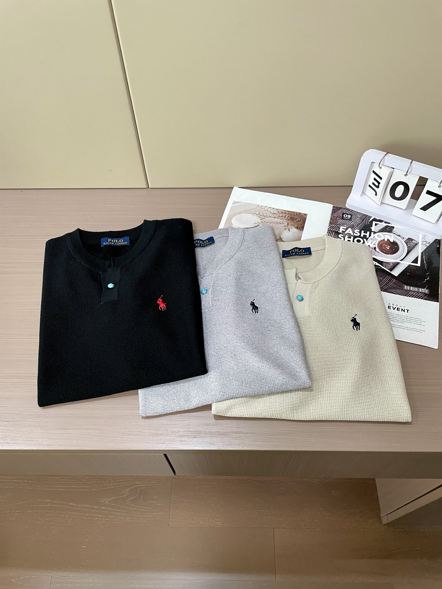 
拉夫·劳伦（Polo RalP。h Lauren）2025春夏新品 采用亨利领设计，简约大方，针织纹理