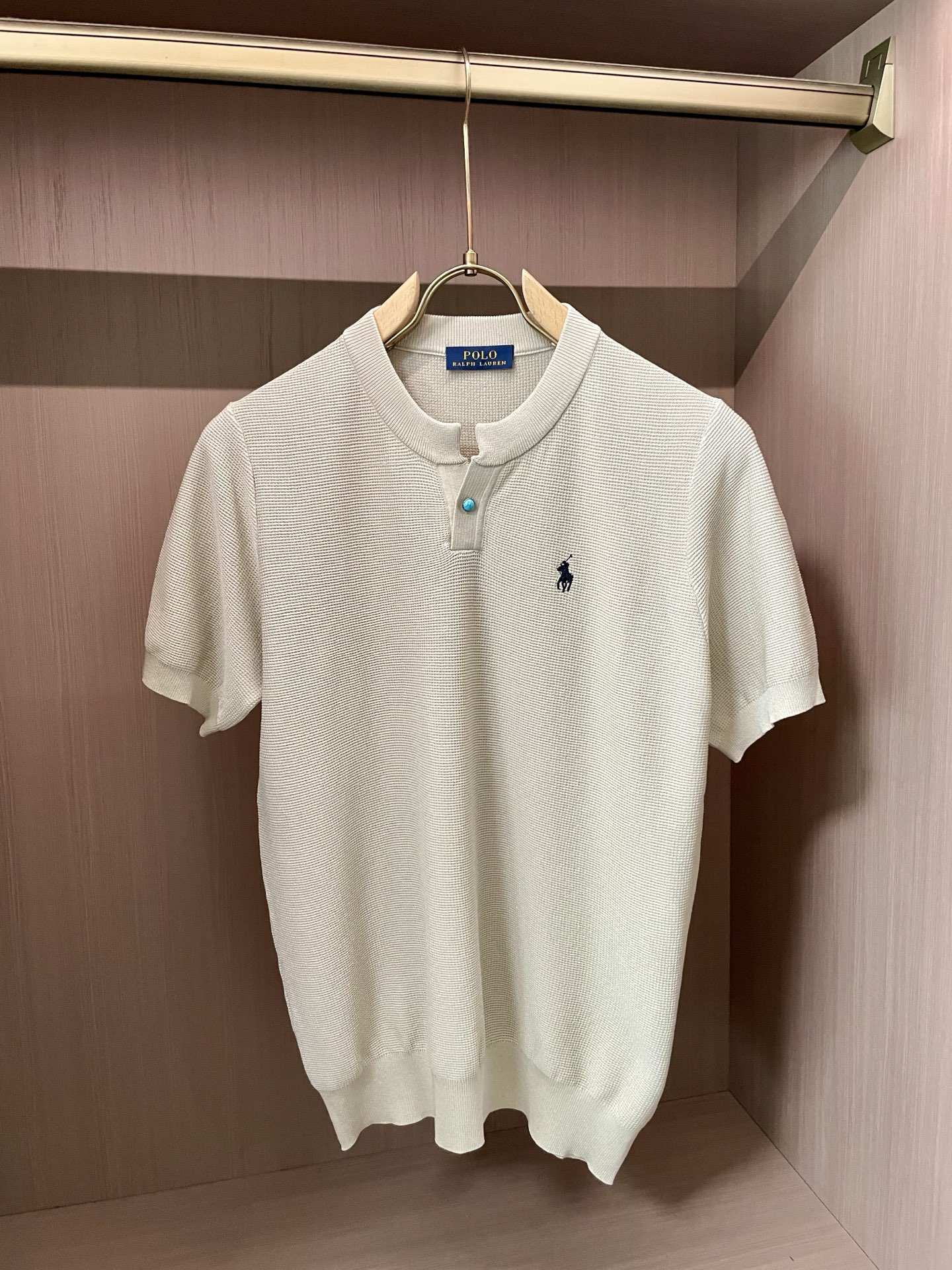 
拉夫·劳伦（Polo RalP。h Lauren）2025春夏新品 采用亨利领设计，简约大方，针织纹理
