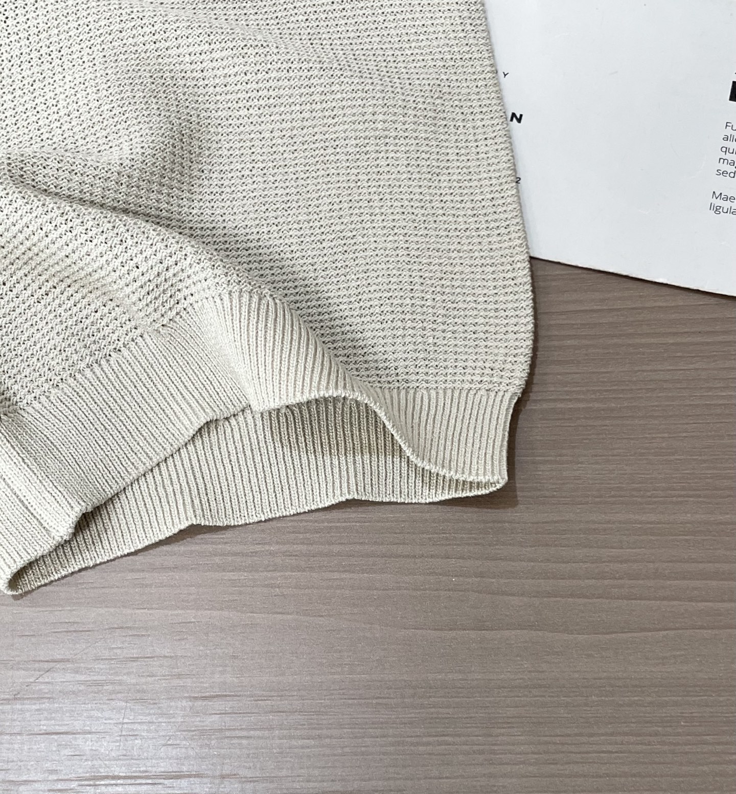 
拉夫·劳伦（Polo RalP。h Lauren）2025春夏新品 采用亨利领设计，简约大方，针织纹理