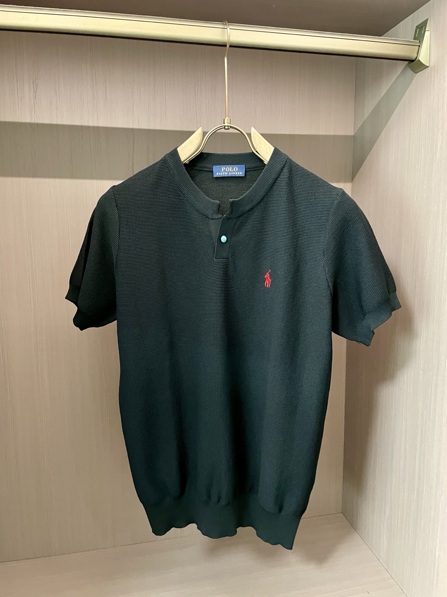 
拉夫·劳伦（Polo RalP。h Lauren）2025春夏新品 采用亨利领设计，简约大方，针织纹理
