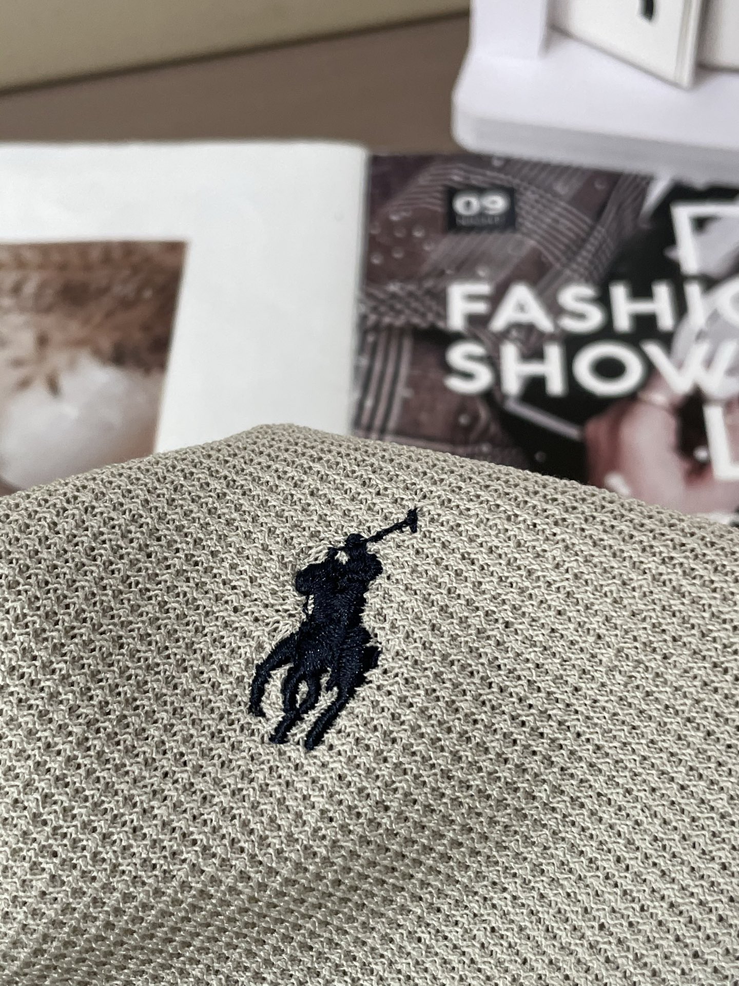 
拉夫·劳伦（Polo RalP。h Lauren）2025春夏新品 采用亨利领设计，简约大方，针织纹理