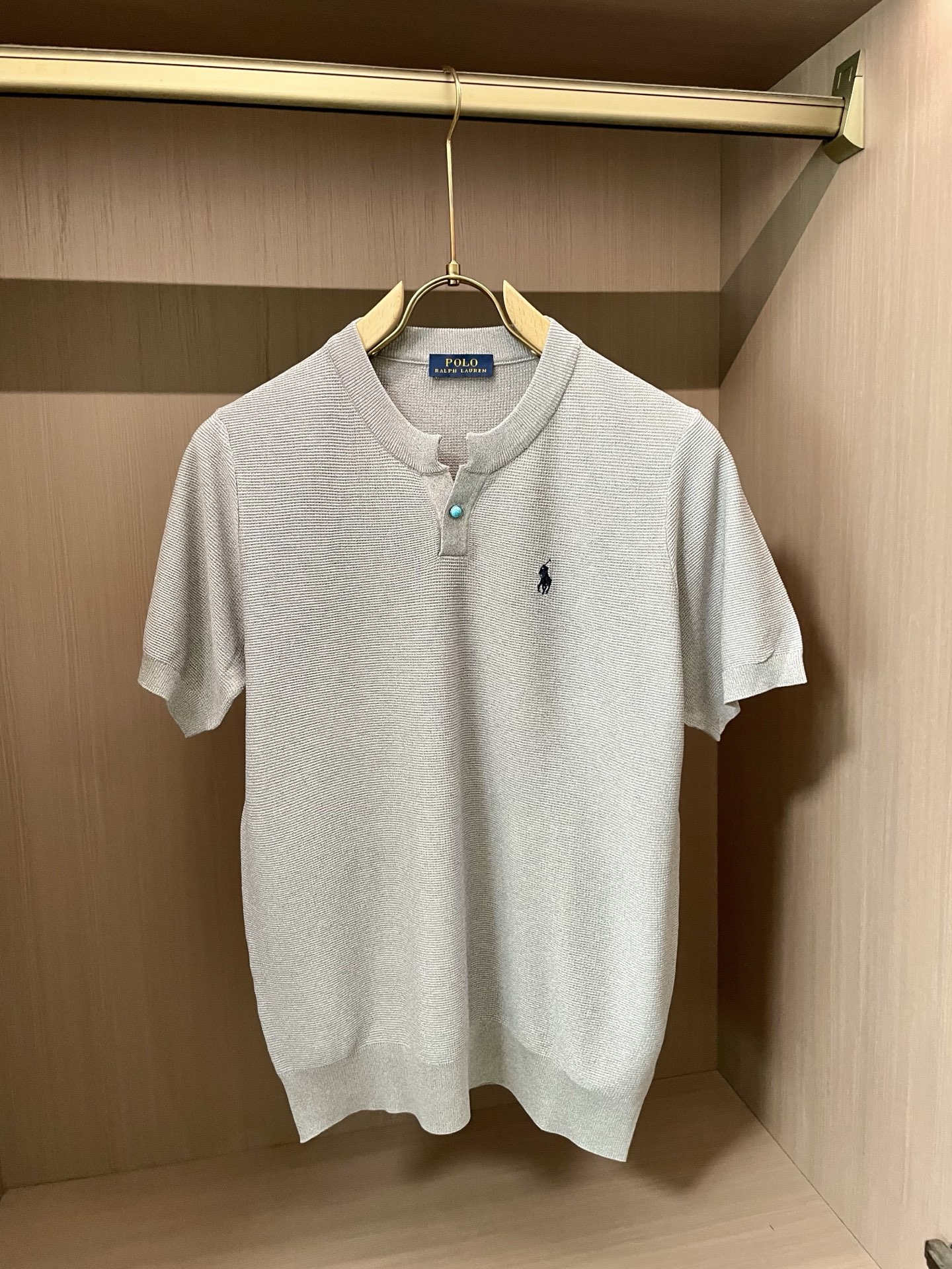 
拉夫·劳伦（Polo RalP。h Lauren）2025春夏新品 采用亨利领设计，简约大方，针织纹理