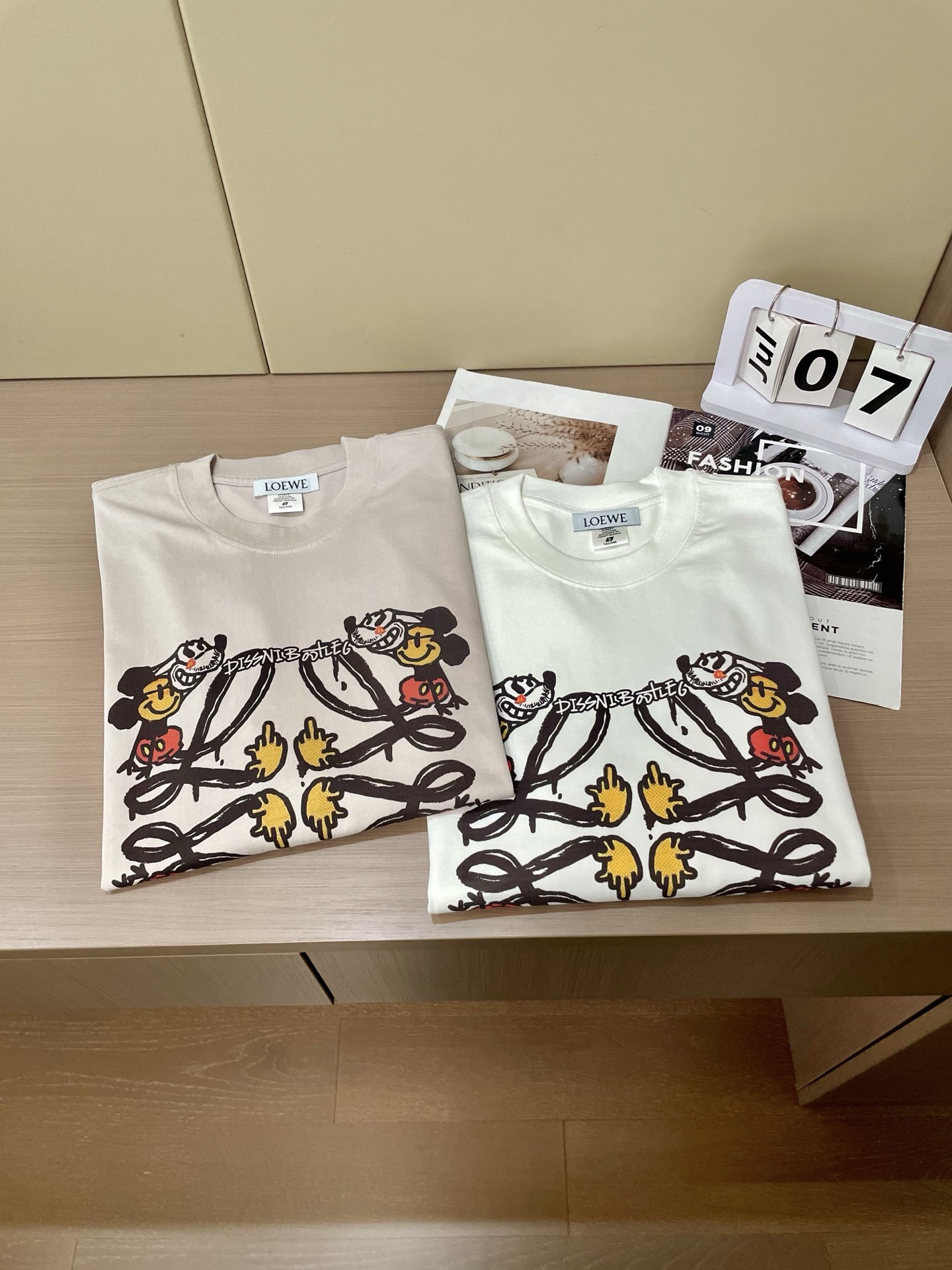
Loewe 2025春夏新款首发专柜最新款短袖圆领T恤 高端订制 设计前卫时尚！品牌logo重工艺设计