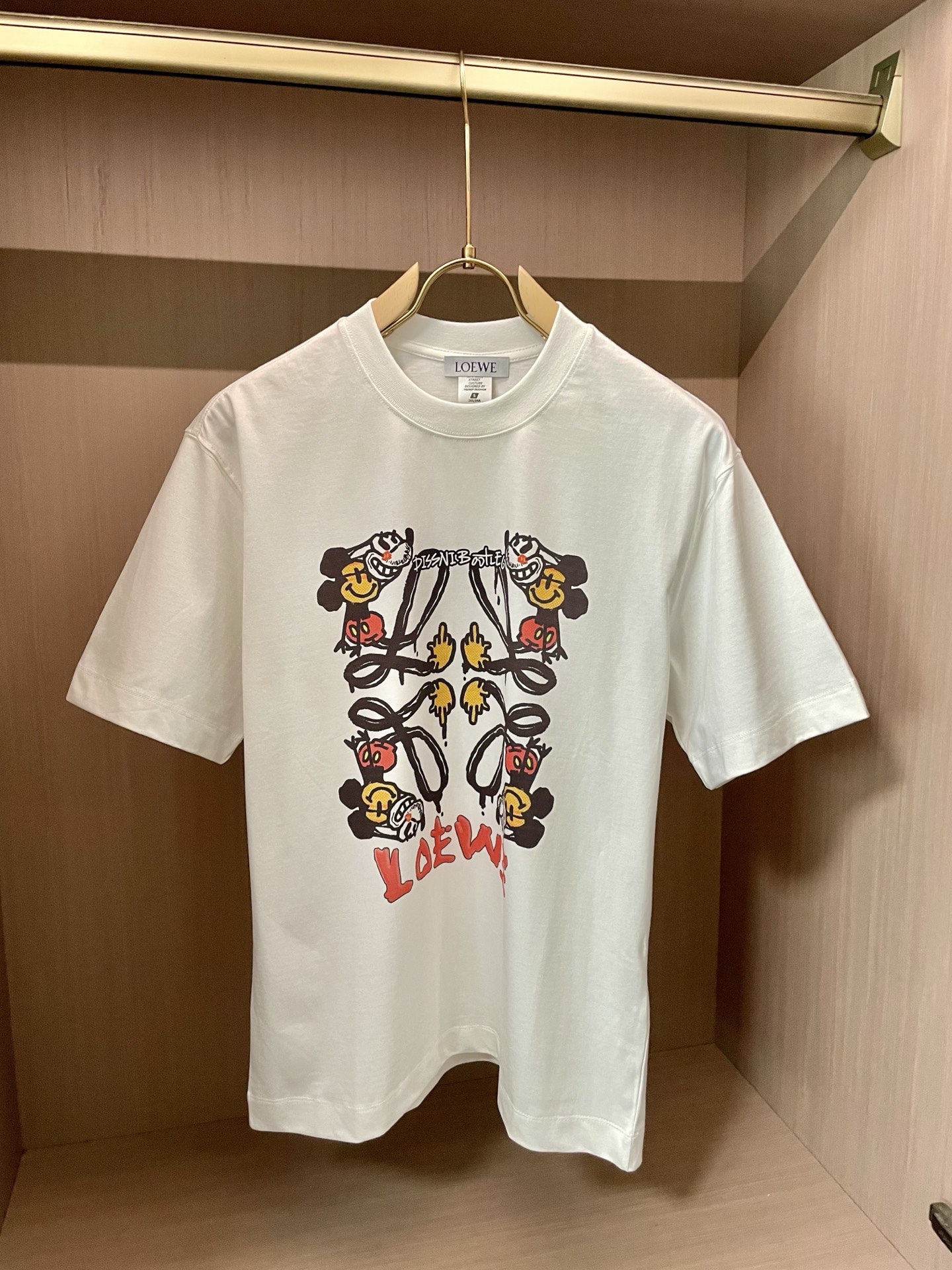 
Loewe 2025春夏新款首发专柜最新款短袖圆领T恤 高端订制 设计前卫时尚！品牌logo重工艺设计