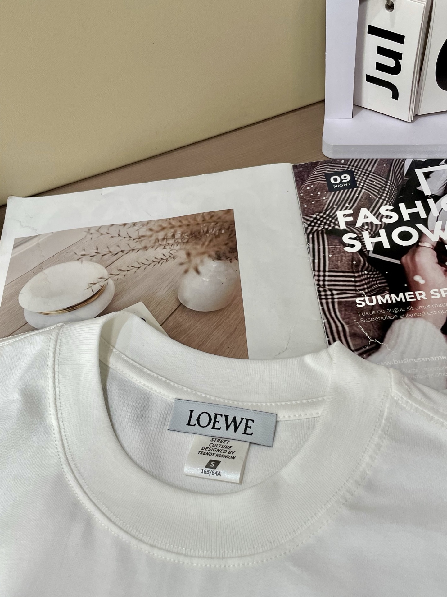 
Loewe 2025春夏新款首发专柜最新款短袖圆领T恤 高端订制 设计前卫时尚！品牌logo重工艺设计