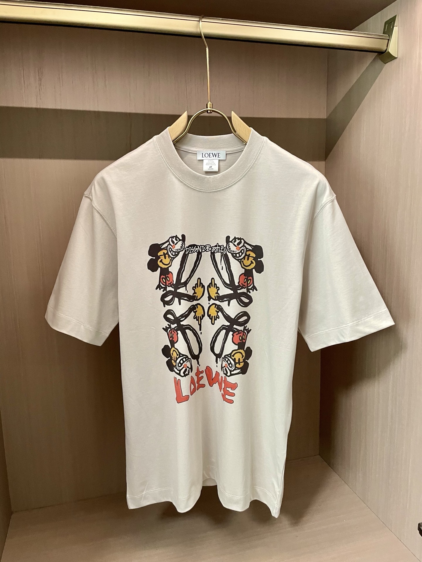 
Loewe 2025春夏新款首发专柜最新款短袖圆领T恤 高端订制 设计前卫时尚！品牌logo重工艺设计