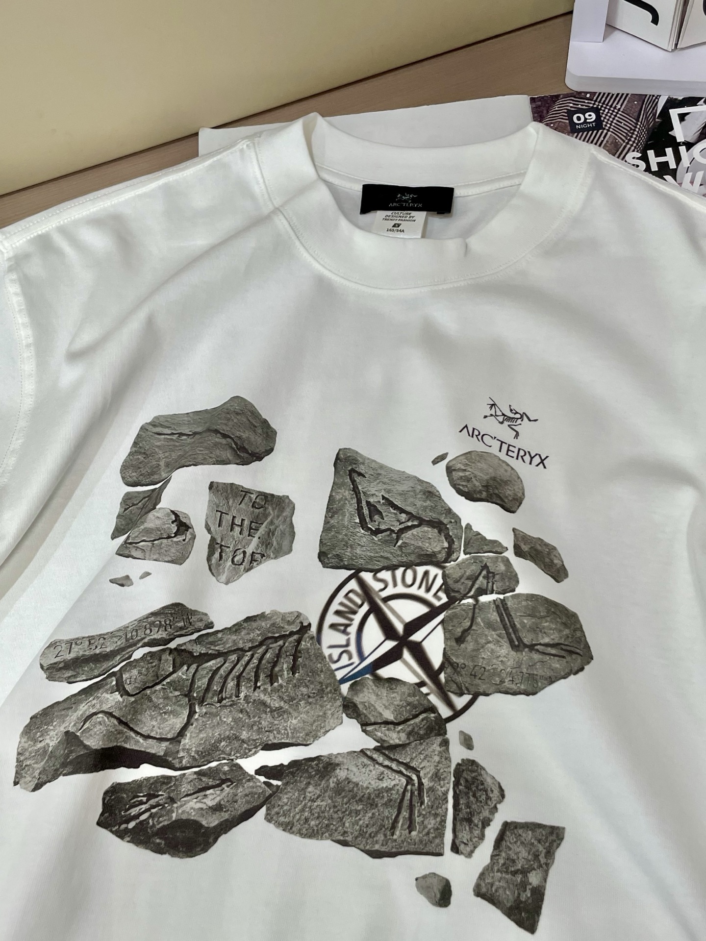 
始祖鸟 2025春夏新款首发专柜最新款短袖圆领T恤 高端订制 设计前卫时尚！品牌logo重工艺设计 高