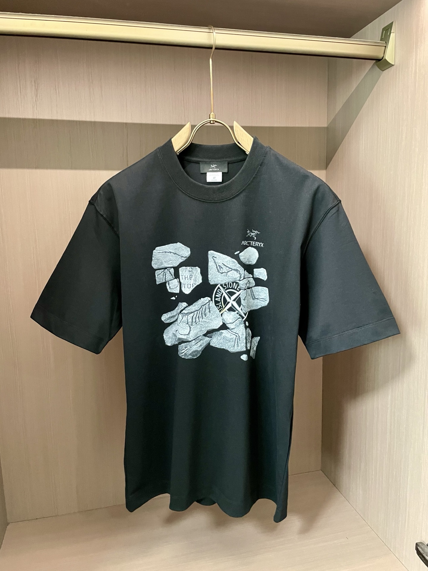 
始祖鸟 2025春夏新款首发专柜最新款短袖圆领T恤 高端订制 设计前卫时尚！品牌logo重工艺设计 高