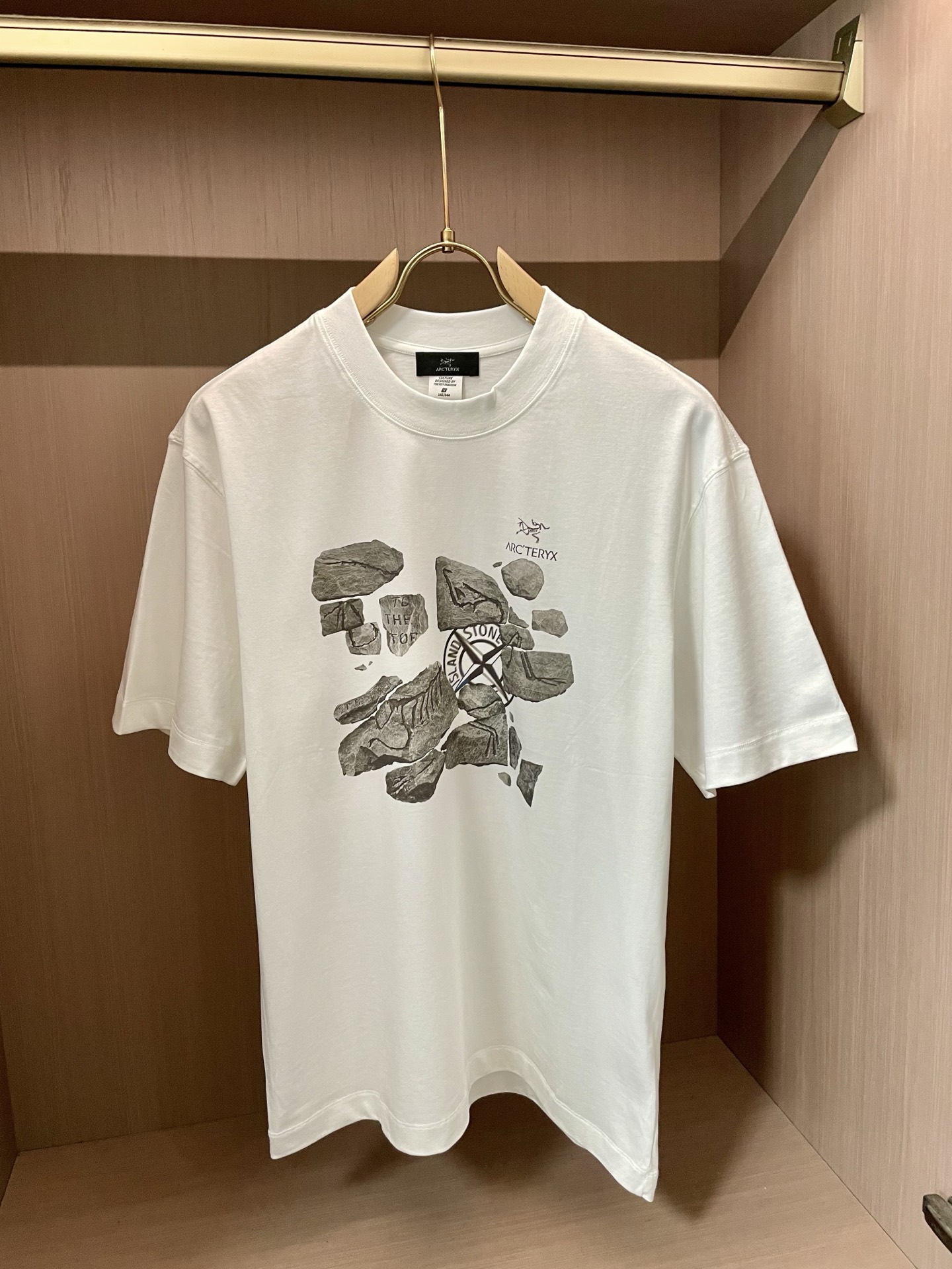 
始祖鸟 2025春夏新款首发专柜最新款短袖圆领T恤 高端订制 设计前卫时尚！品牌logo重工艺设计 高