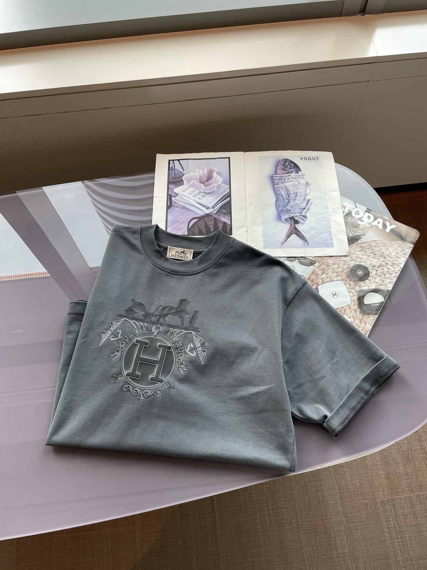 
爱🐎仕
2025春夏款/官网同步
面料采用重磅纯棉精梳棉面料，OS宽松版型，上身版型超正！日常百搭，衣