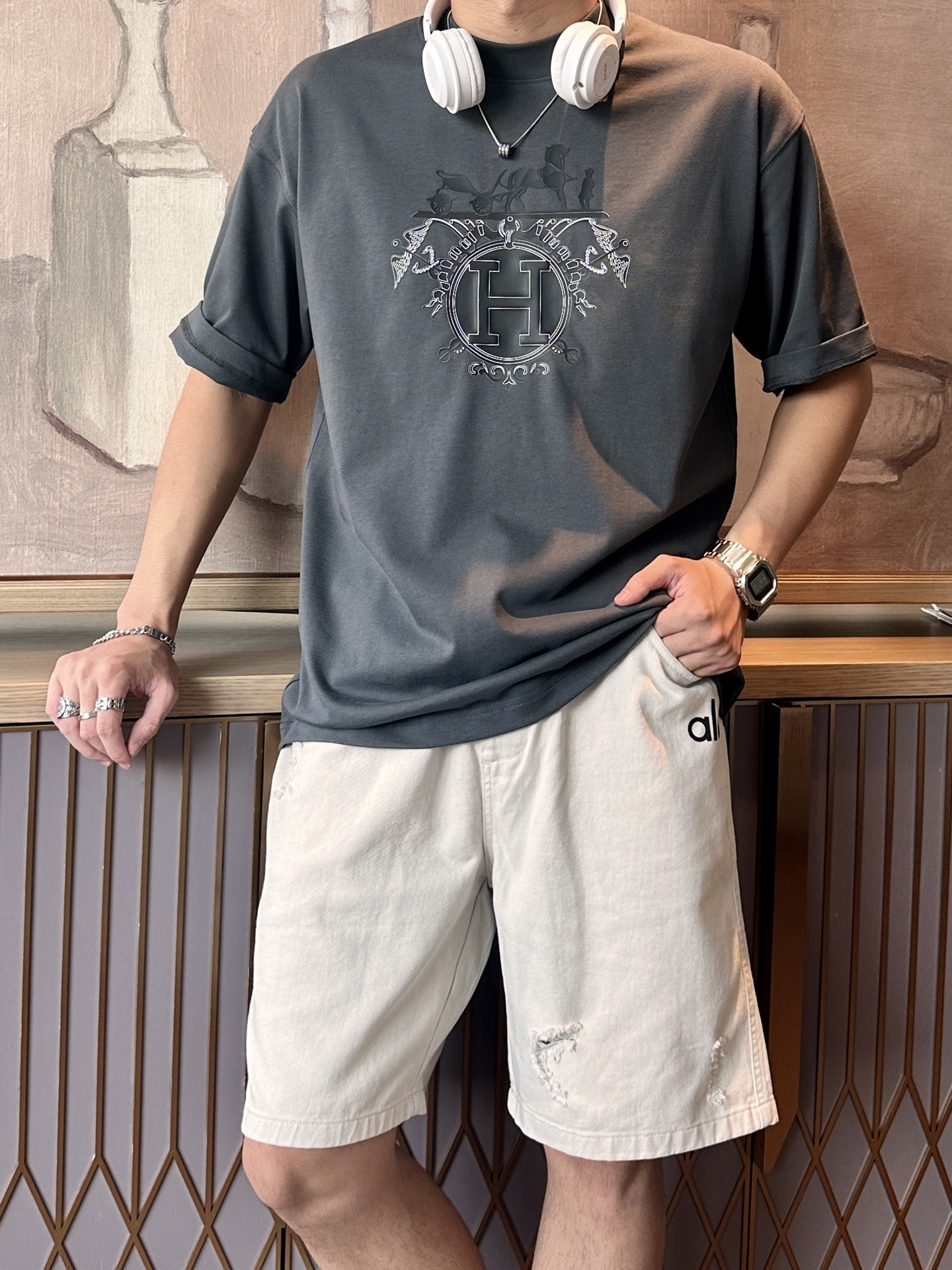 
爱🐎仕
2025春夏款/官网同步
面料采用重磅纯棉精梳棉面料，OS宽松版型，上身版型超正！日常百搭，衣