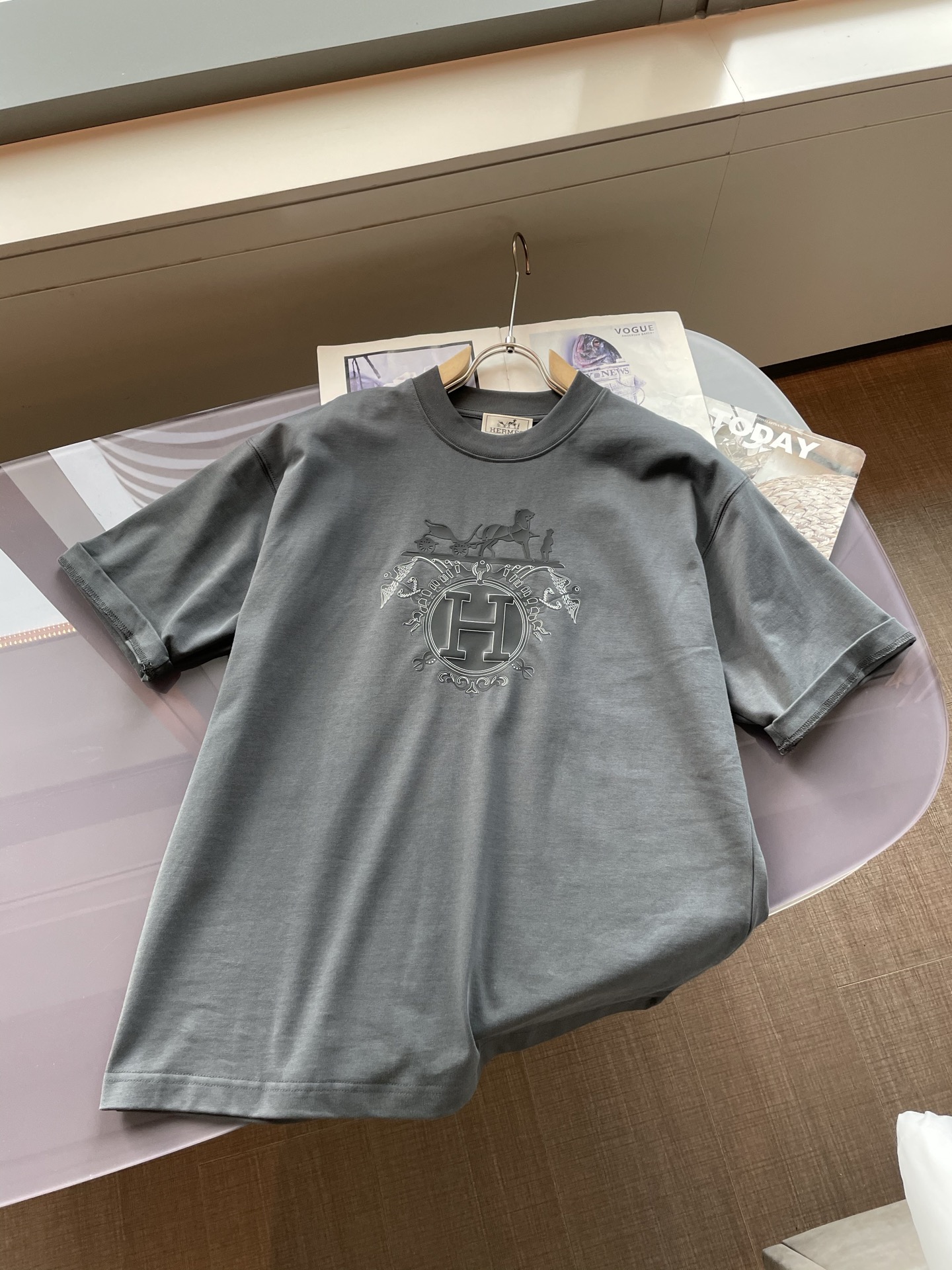 
爱🐎仕
2025春夏款/官网同步
面料采用重磅纯棉精梳棉面料，OS宽松版型，上身版型超正！日常百搭，衣