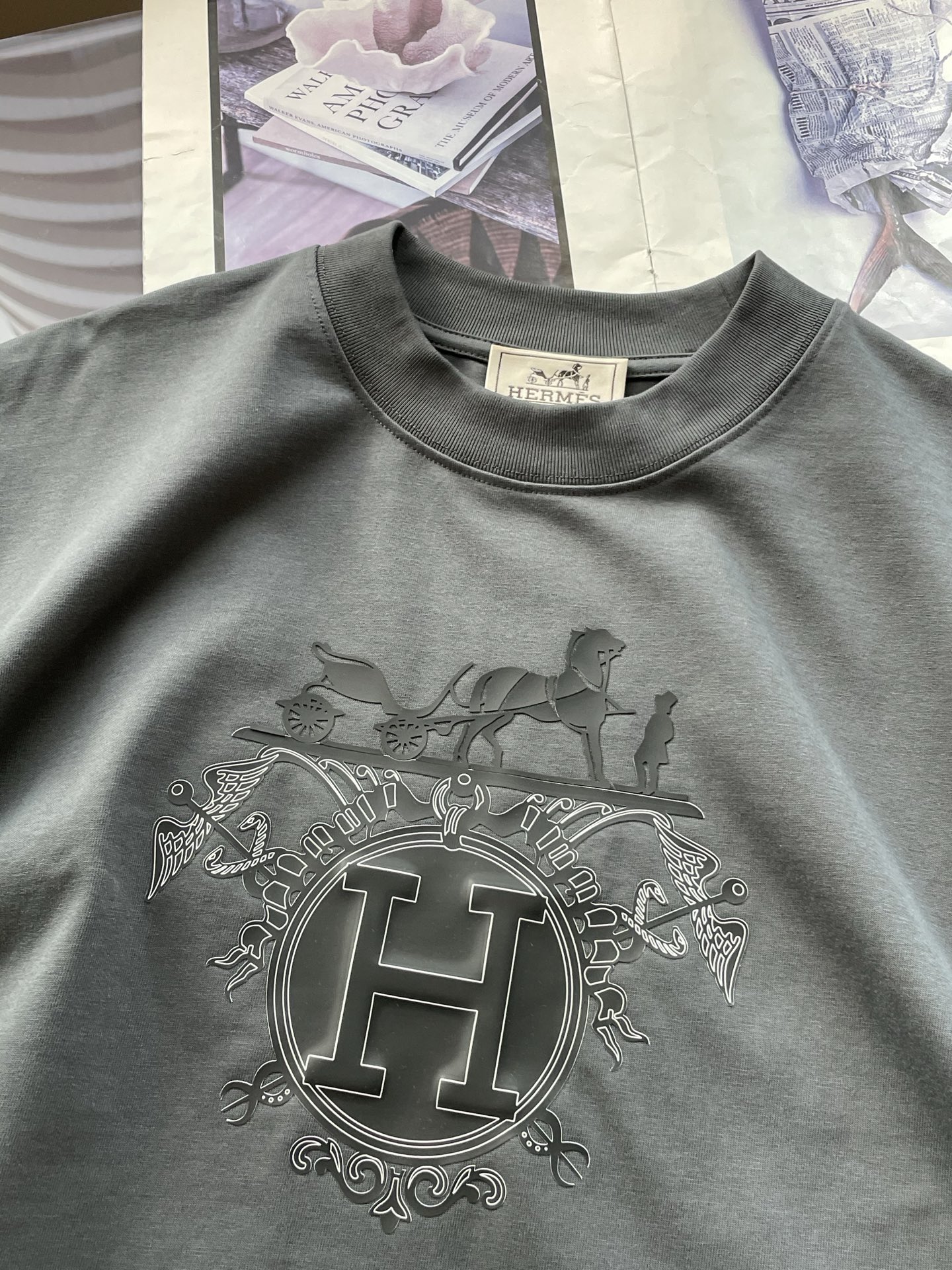 
爱🐎仕
2025春夏款/官网同步
面料采用重磅纯棉精梳棉面料，OS宽松版型，上身版型超正！日常百搭，衣
