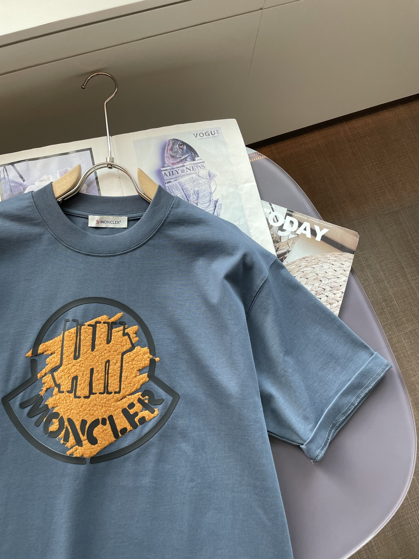 
蒙口
2025春夏款/官网同步
面料采用重磅纯棉精梳棉面料，OS宽松版型，上身版型超正！日常百搭，衣橱