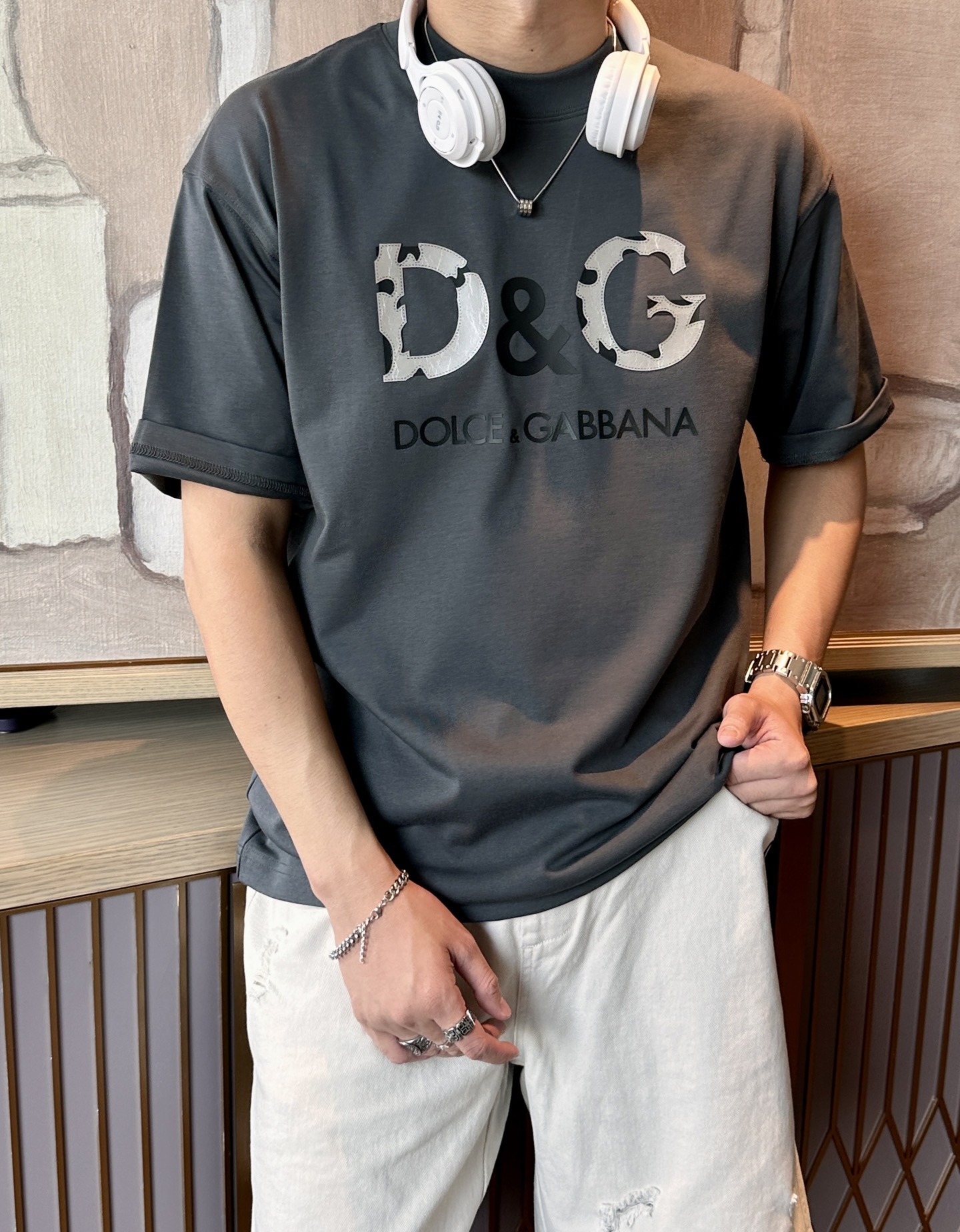 
DG 
2025春夏款/官网同步
面料采用重磅纯棉精梳棉面料，OS宽松版型，上身版型超正！日常百搭，衣