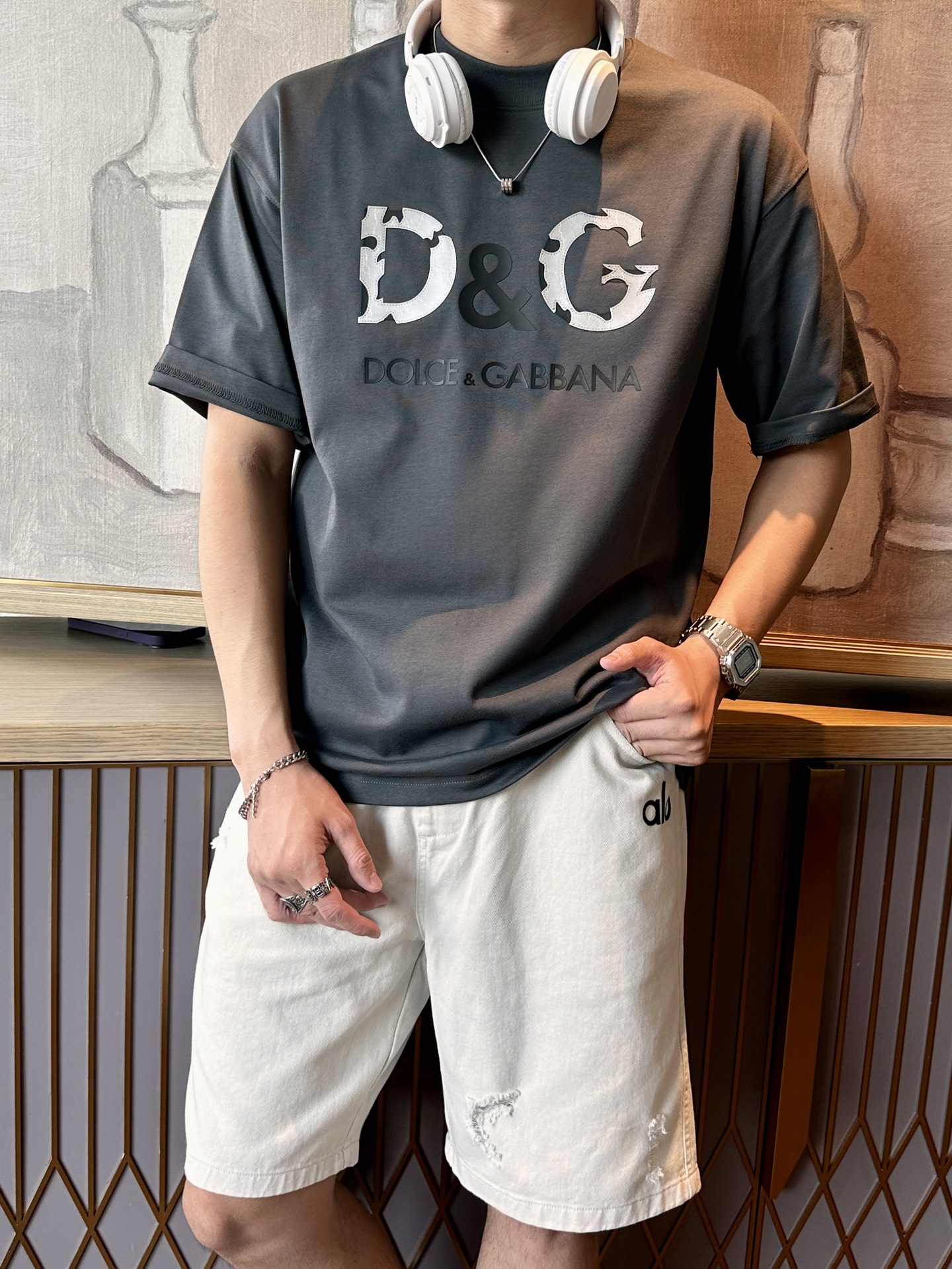 
DG 
2025春夏款/官网同步
面料采用重磅纯棉精梳棉面料，OS宽松版型，上身版型超正！日常百搭，衣