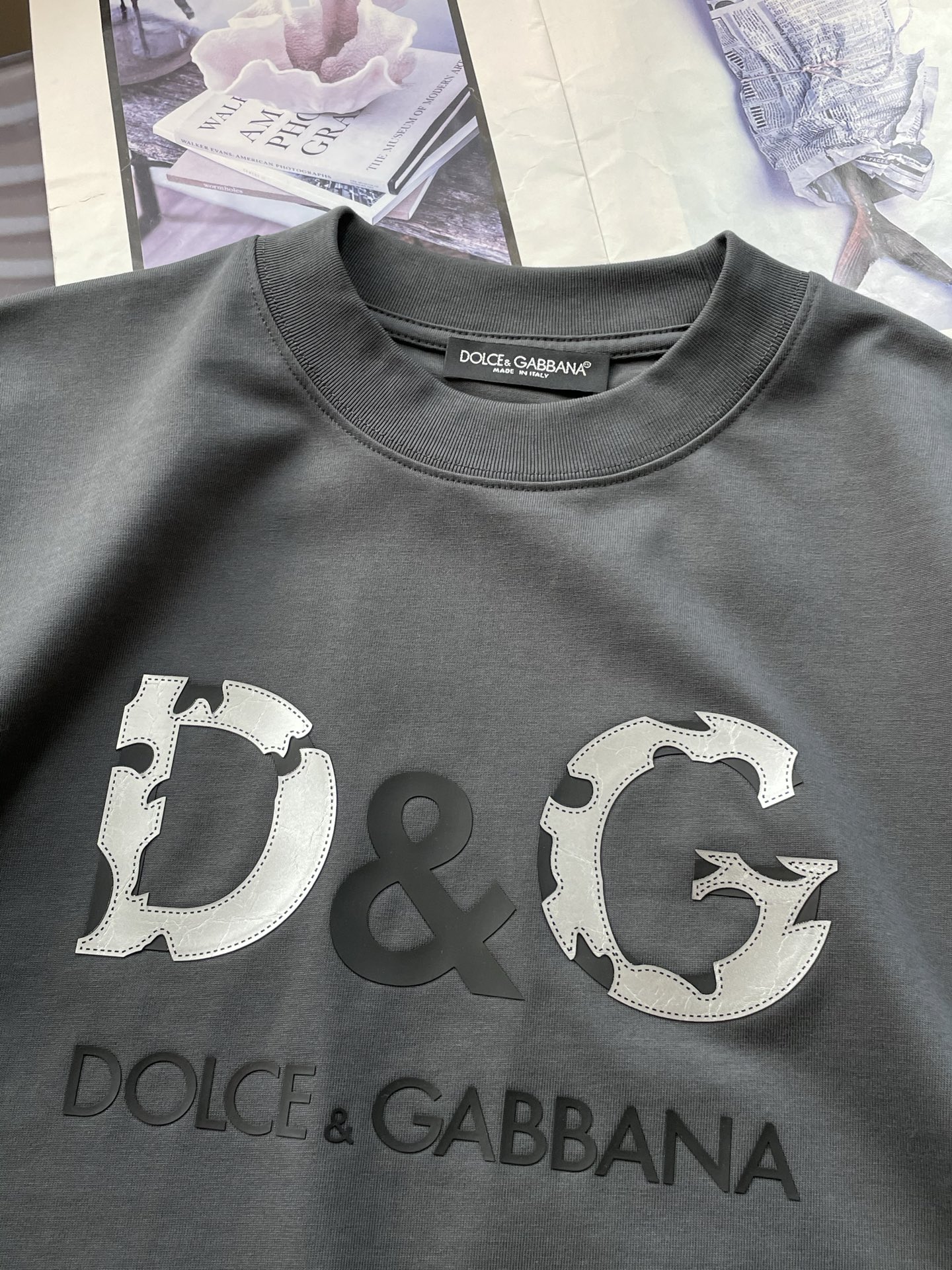 
DG 
2025春夏款/官网同步
面料采用重磅纯棉精梳棉面料，OS宽松版型，上身版型超正！日常百搭，衣