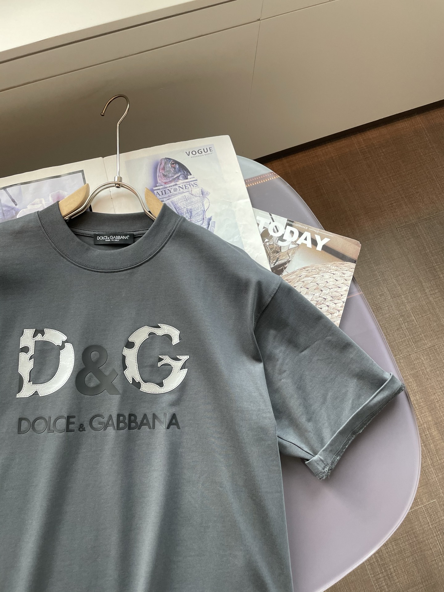 
DG 
2025春夏款/官网同步
面料采用重磅纯棉精梳棉面料，OS宽松版型，上身版型超正！日常百搭，衣