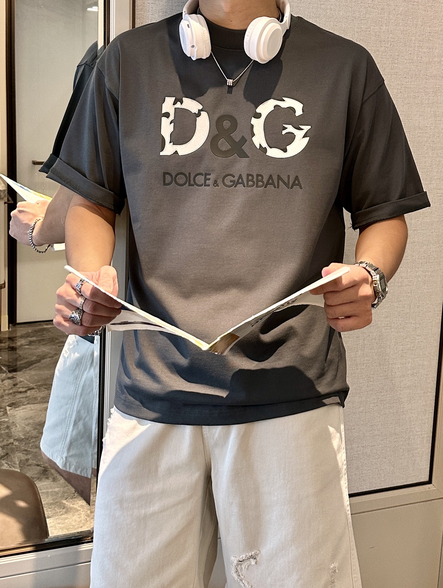 
DG 
2025春夏款/官网同步
面料采用重磅纯棉精梳棉面料，OS宽松版型，上身版型超正！日常百搭，衣