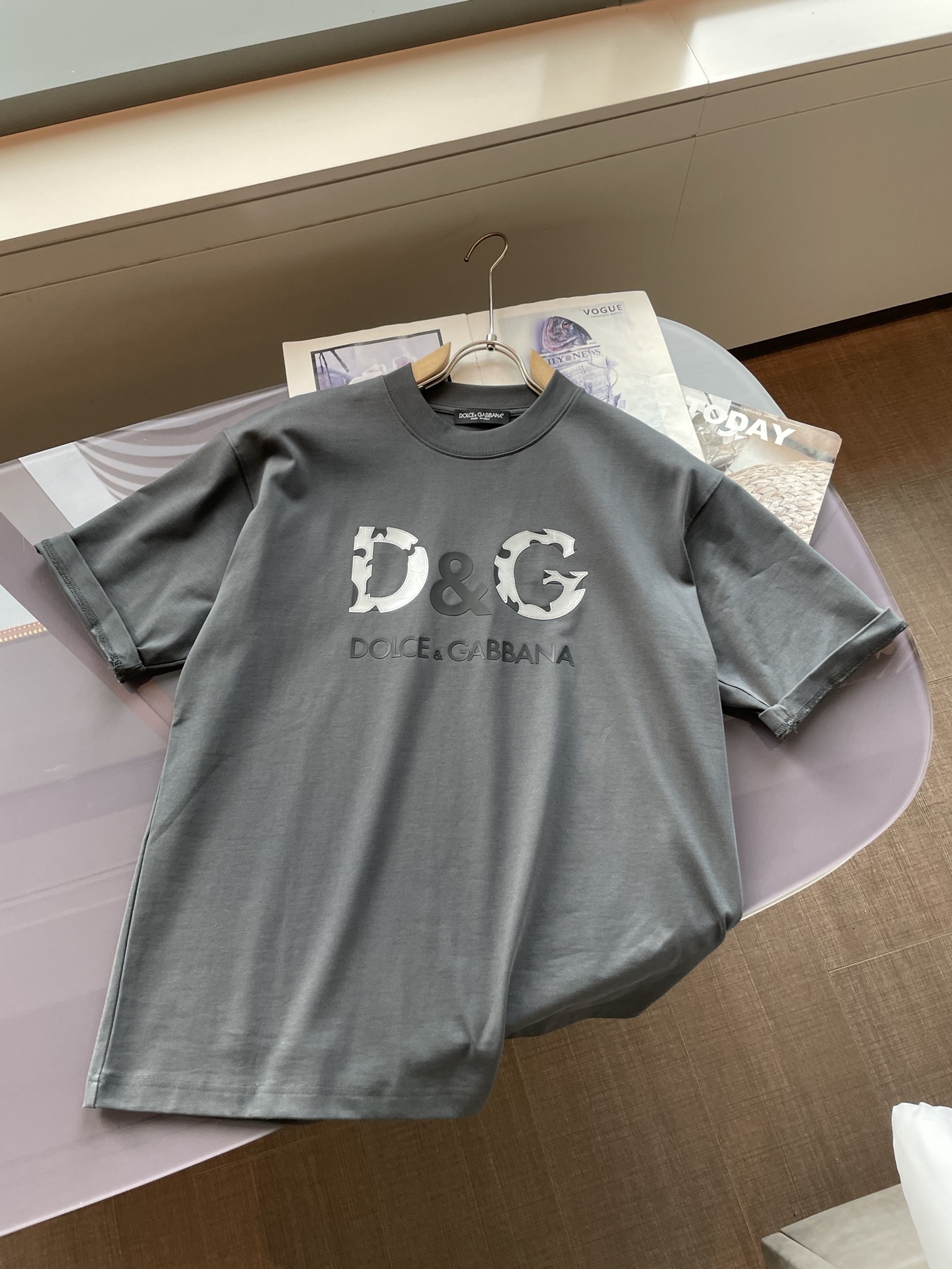 
DG 
2025春夏款/官网同步
面料采用重磅纯棉精梳棉面料，OS宽松版型，上身版型超正！日常百搭，衣