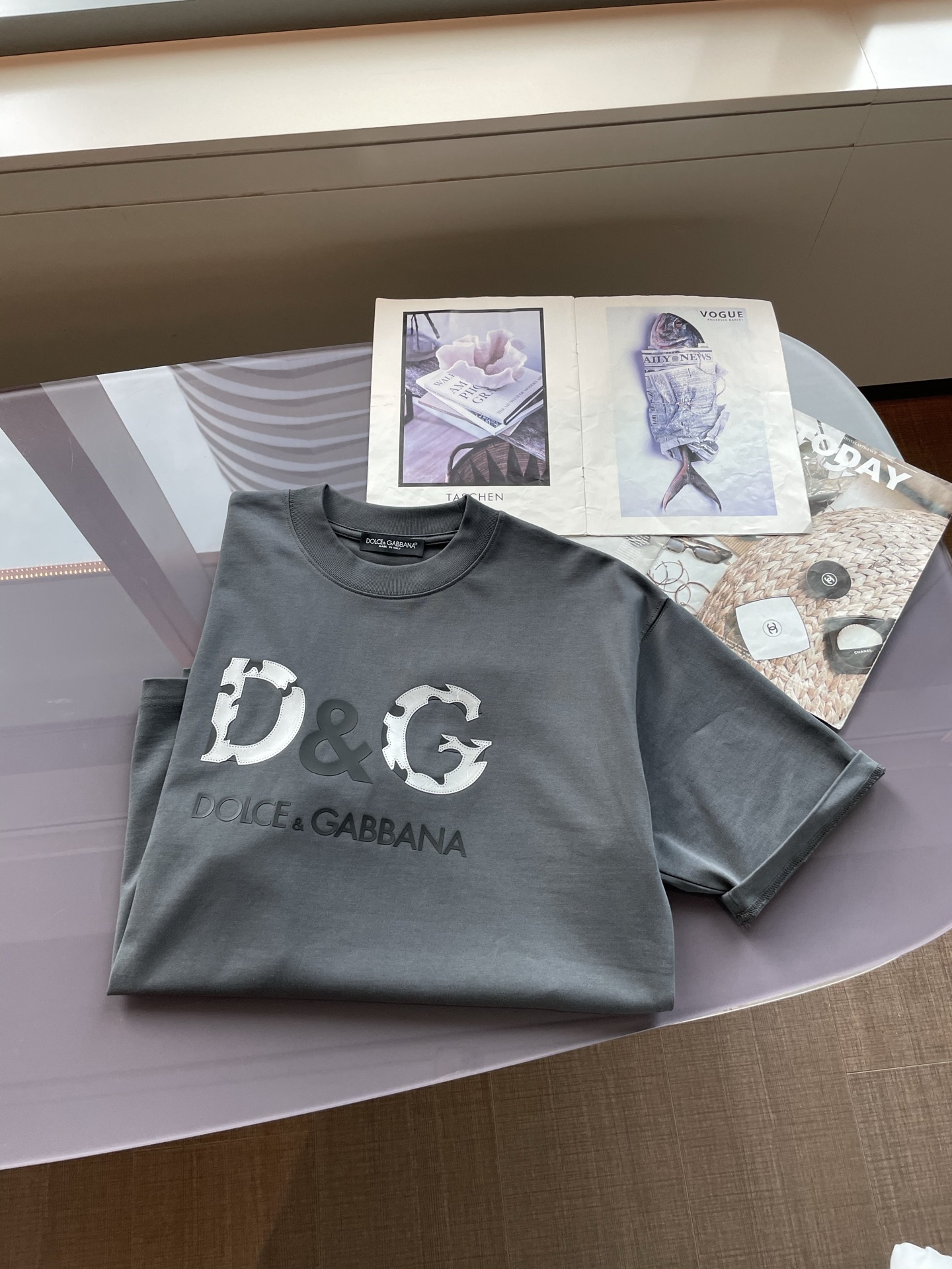 
DG 
2025春夏款/官网同步
面料采用重磅纯棉精梳棉面料，OS宽松版型，上身版型超正！日常百搭，衣