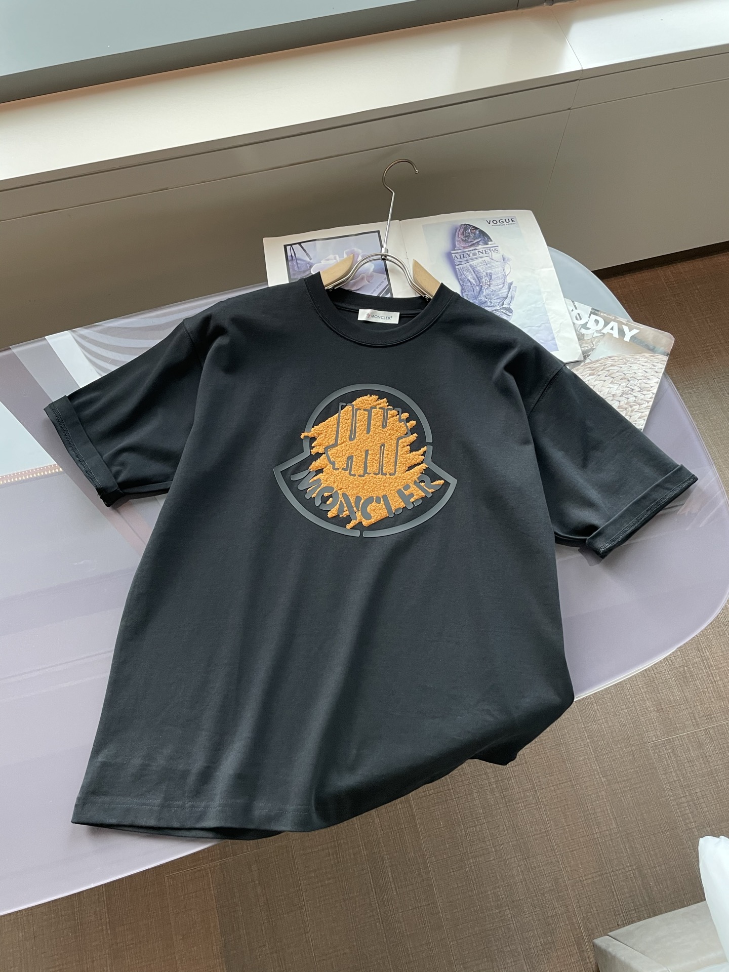 
蒙口
2025春夏款/官网同步
面料采用重磅纯棉精梳棉面料，OS宽松版型，上身版型超正！日常百搭，衣橱