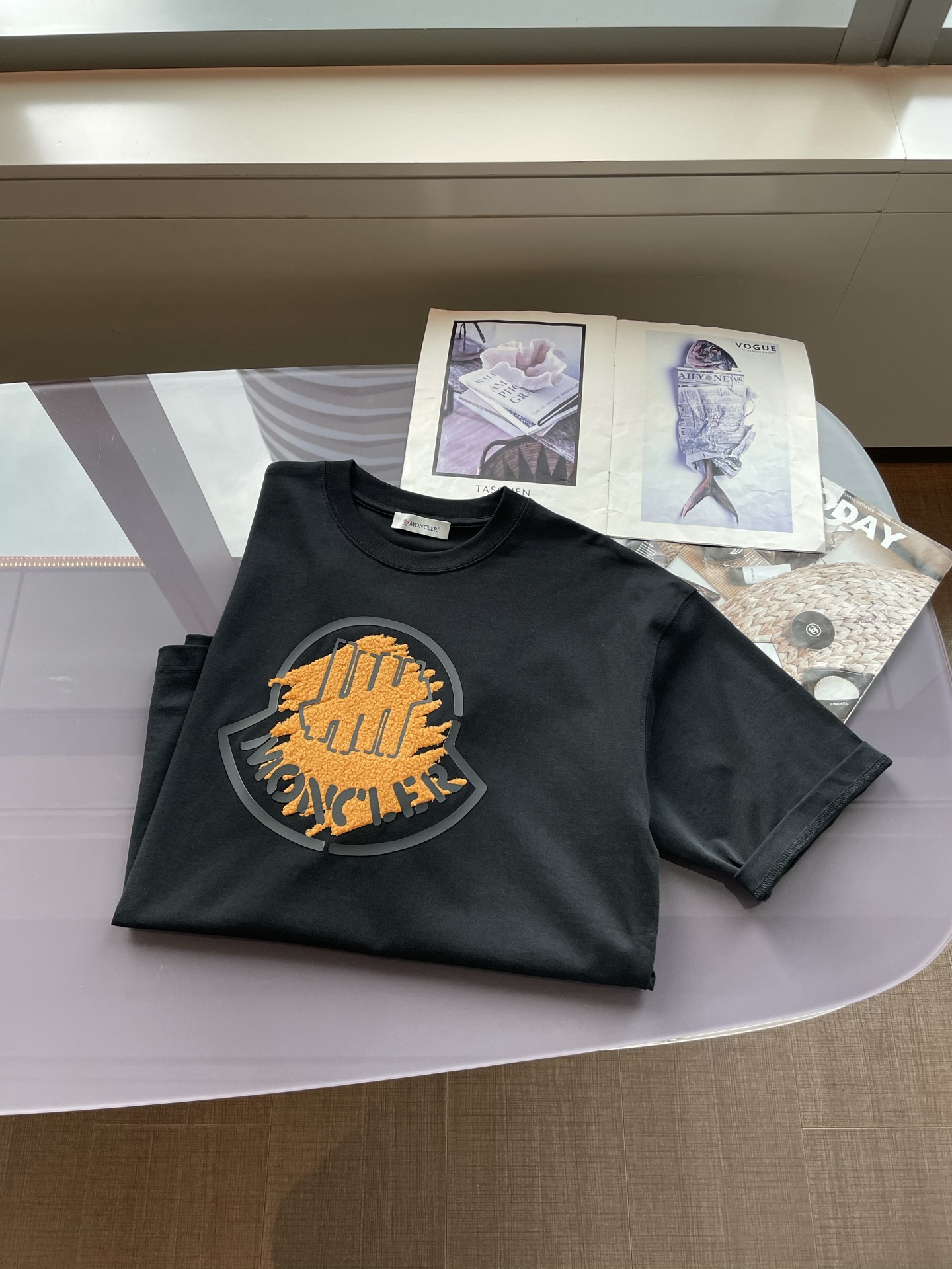 
蒙口
2025春夏款/官网同步
面料采用重磅纯棉精梳棉面料，OS宽松版型，上身版型超正！日常百搭，衣橱