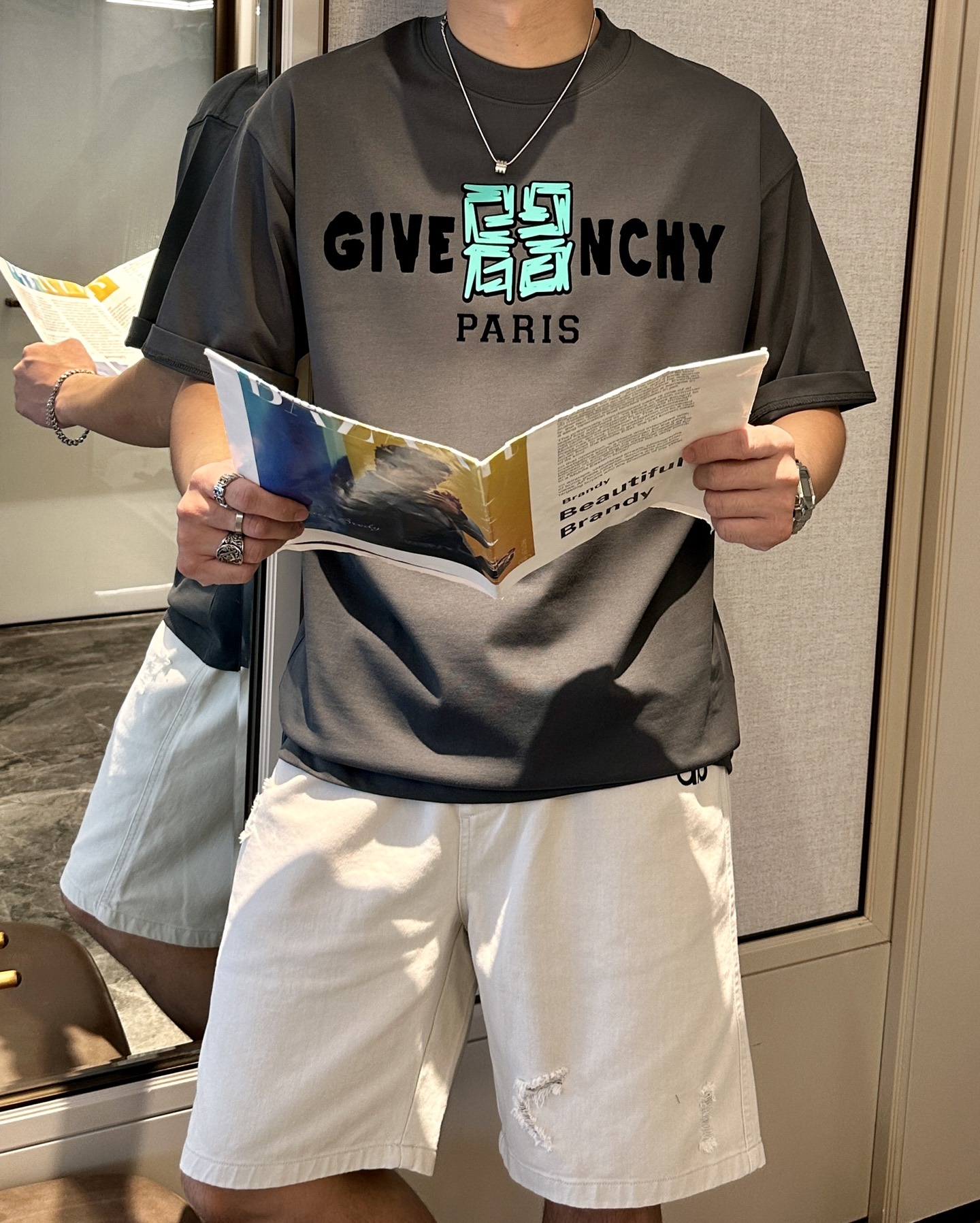 
纪梵希
2025春夏款/官网同步
面料采用重磅纯棉精梳棉面料，OS宽松版型，上身版型超正！日常百搭，衣