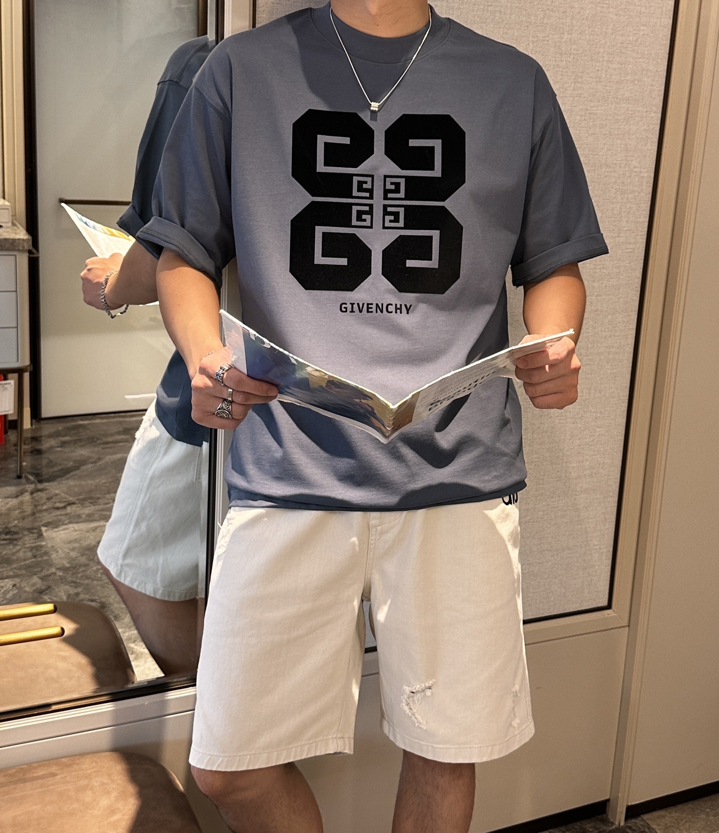 
纪梵希
2025春夏款/官网同步
面料采用重磅纯棉精梳棉面料，OS宽松版型，上身版型超正！日常百搭，衣